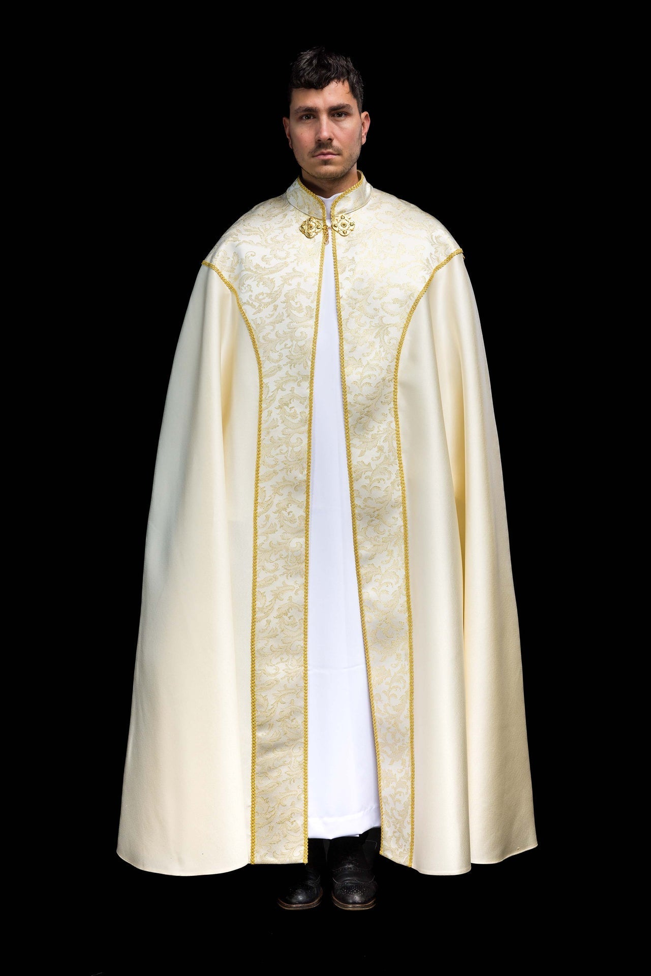 Chapelle brodée ornée de tissu jacquard écru KKP/162/05/20 145cm - CHASUBLES.FR