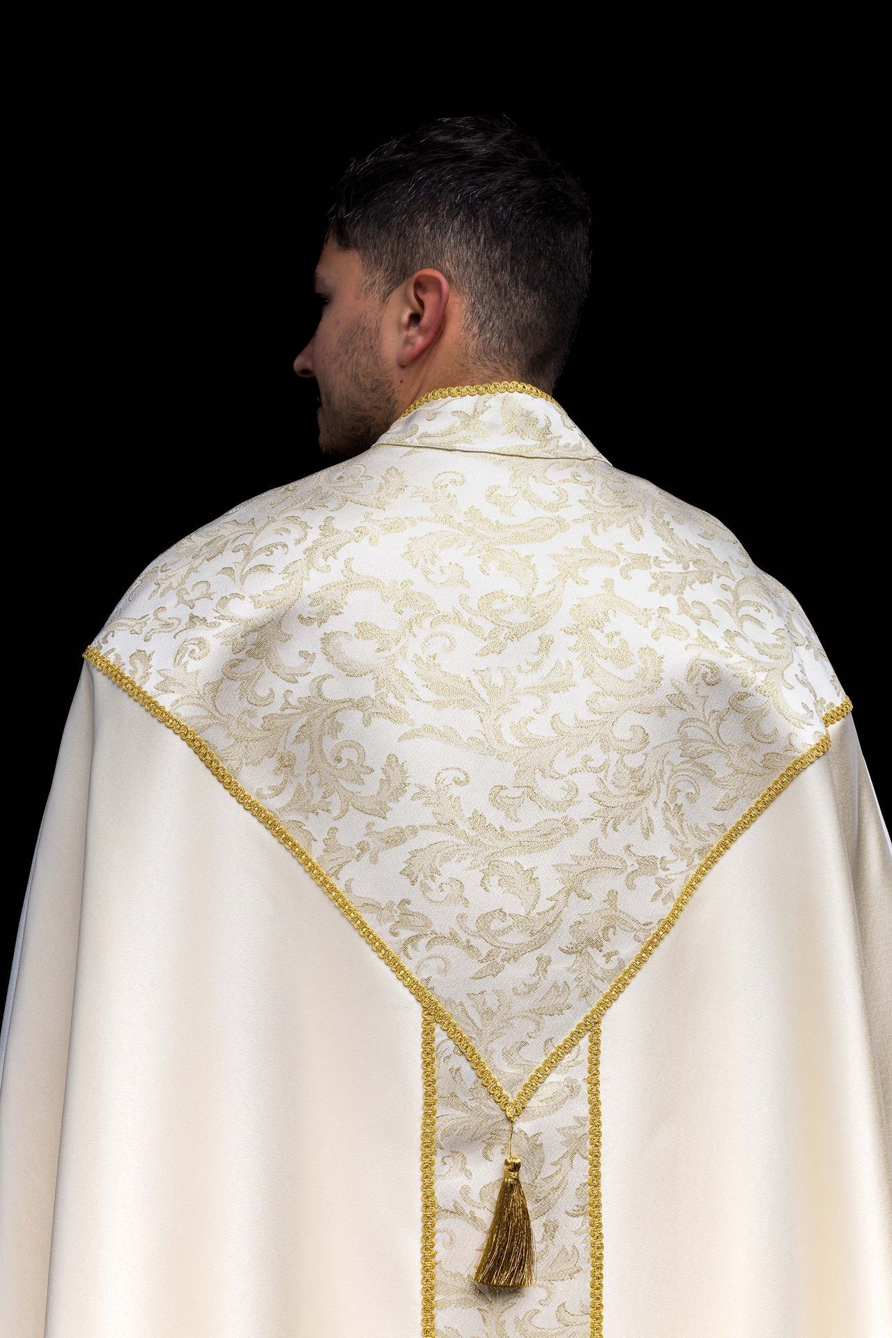 Chapelle brodée ornée de tissu jacquard écru KKP/162/05/20 145cm - CHASUBLES.FR