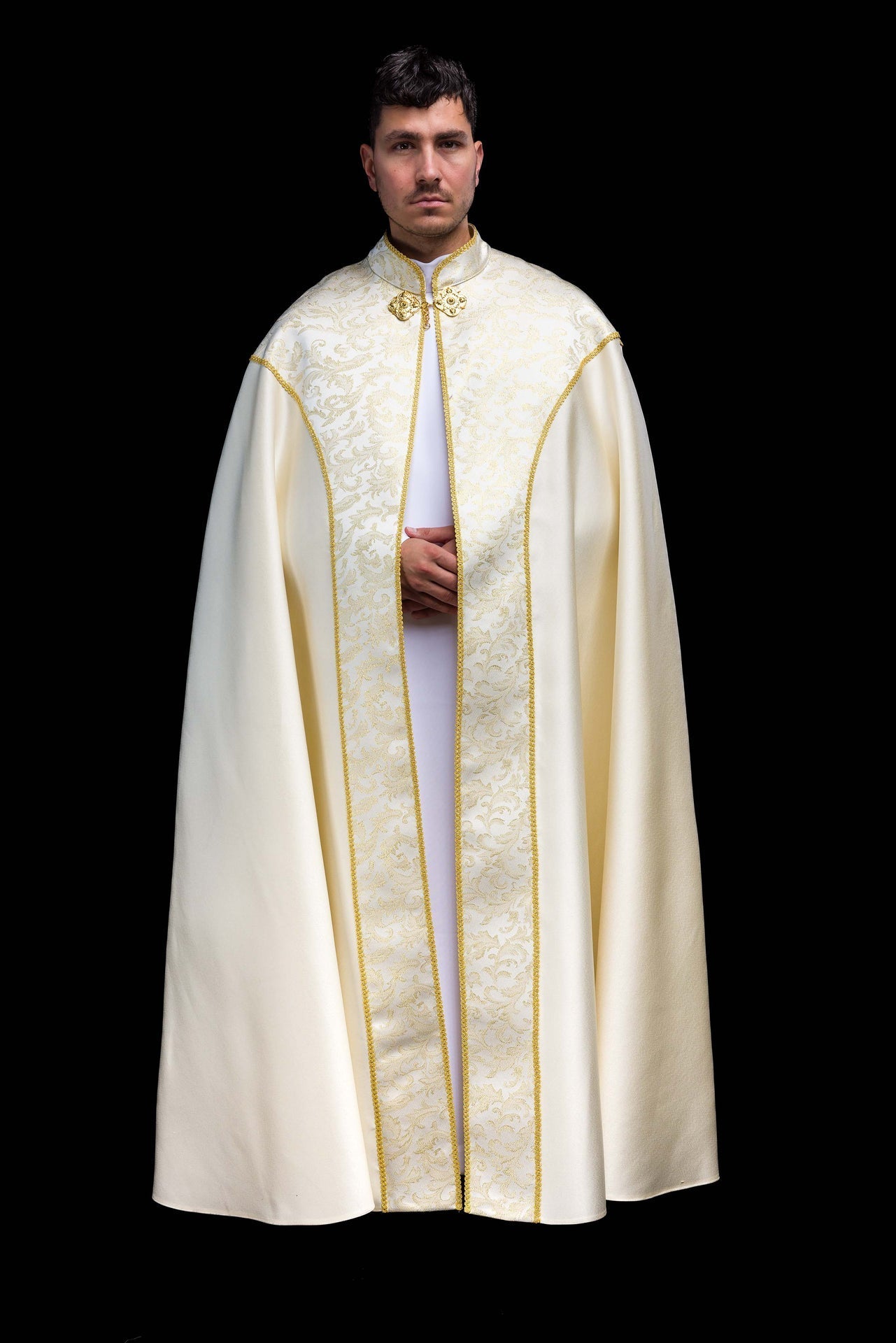 Chapelle brodée ornée de tissu jacquard écru KKP/162/05/20 145cm - CHASUBLES.FR