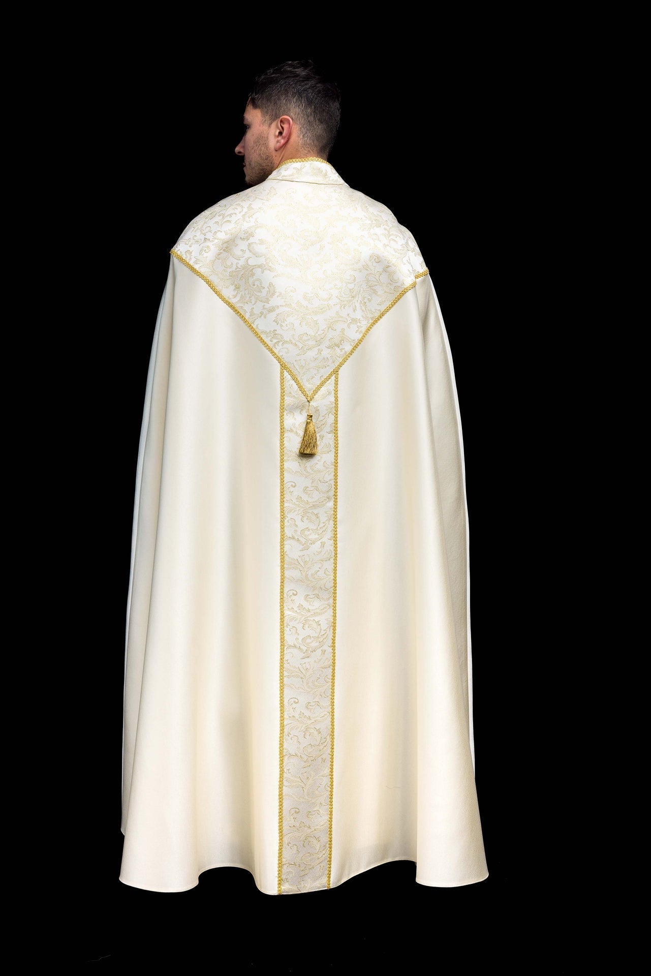 Chapelle brodée ornée de tissu jacquard écru KKP/162/05/20 145cm - CHASUBLES.FR