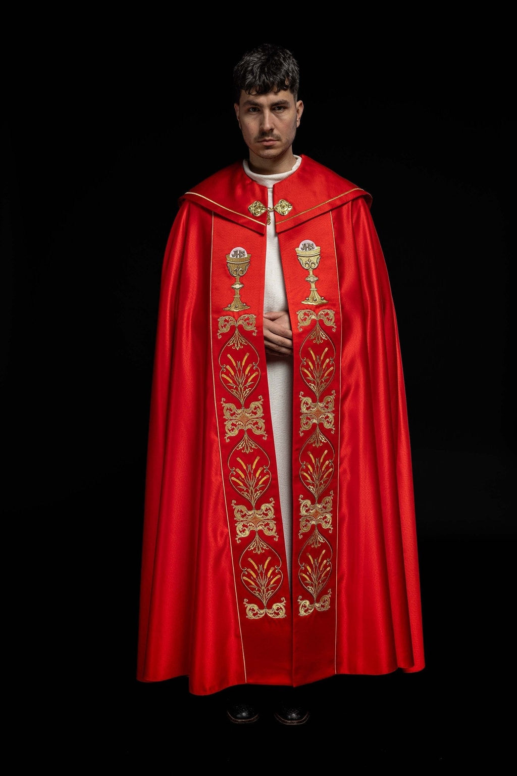 Chapelle liturgique brodée d'un calice et d'un IHS dans les tons rouges KKP/006/02/20 CZERWONA SAT.POMPON 150cm - CHASUBLES.FR