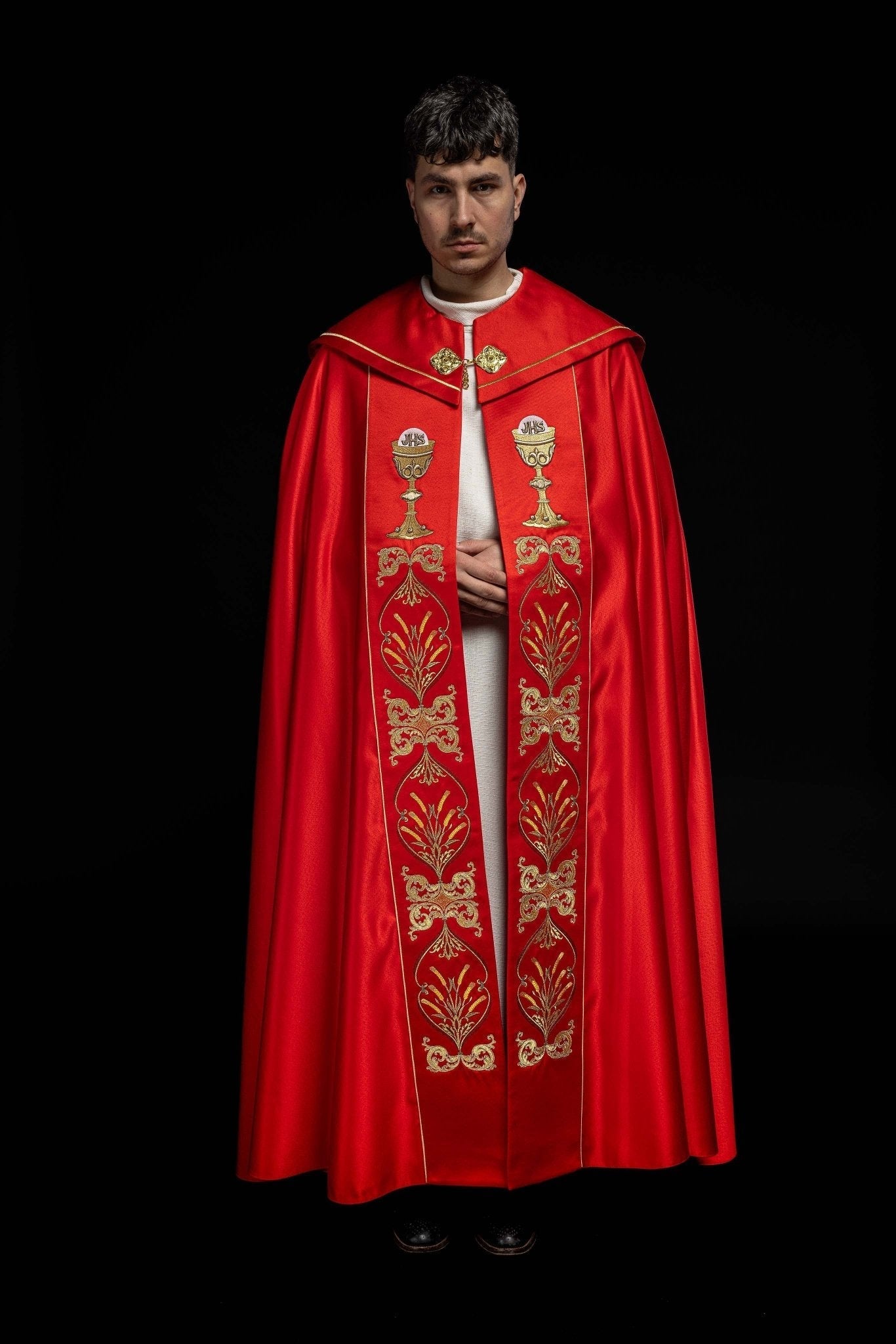 Chapelle liturgique brodée d'un calice et d'un IHS dans les tons rouges KKP/006/02/20 CZERWONA SAT.POMPON 150cm - CHASUBLES.FR