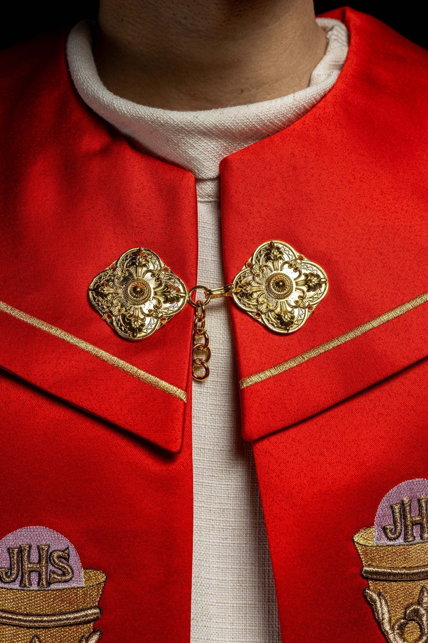 Chapelle liturgique brodée d'un calice et d'un IHS dans les tons rouges KKP/006/02/20 CZERWONA SAT.POMPON 150cm - CHASUBLES.FR
