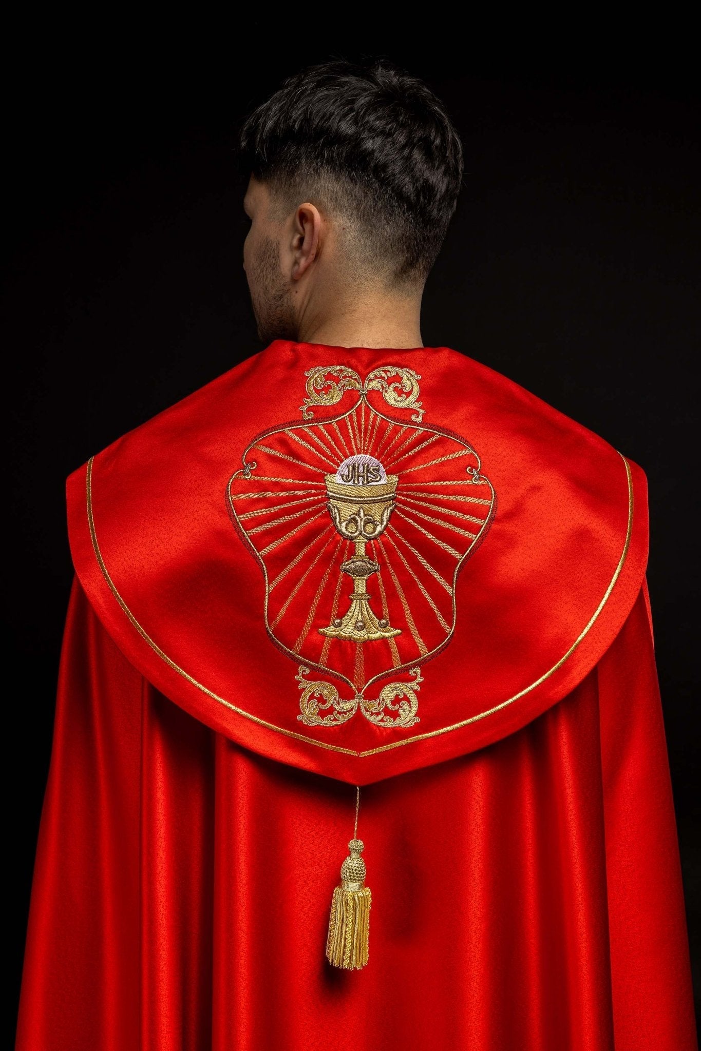 Chapelle liturgique brodée d'un calice et d'un IHS dans les tons rouges KKP/006/02/20 CZERWONA SAT.POMPON 150cm - CHASUBLES.FR