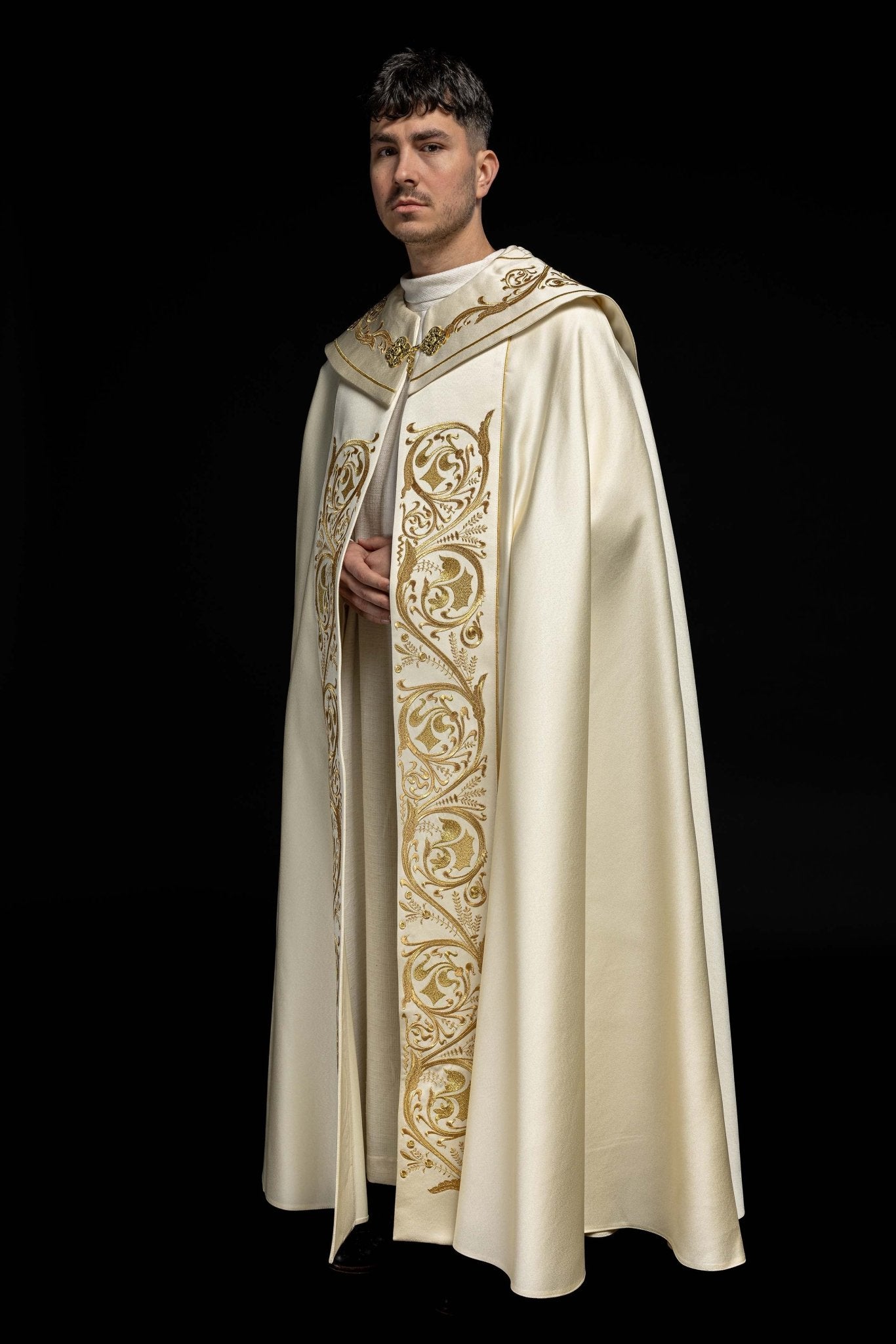 Chapelle liturgique brodée IHS écru KKP/009/05/20 ECRU SAT. POMPON 145 cm - CHASUBLES.FR