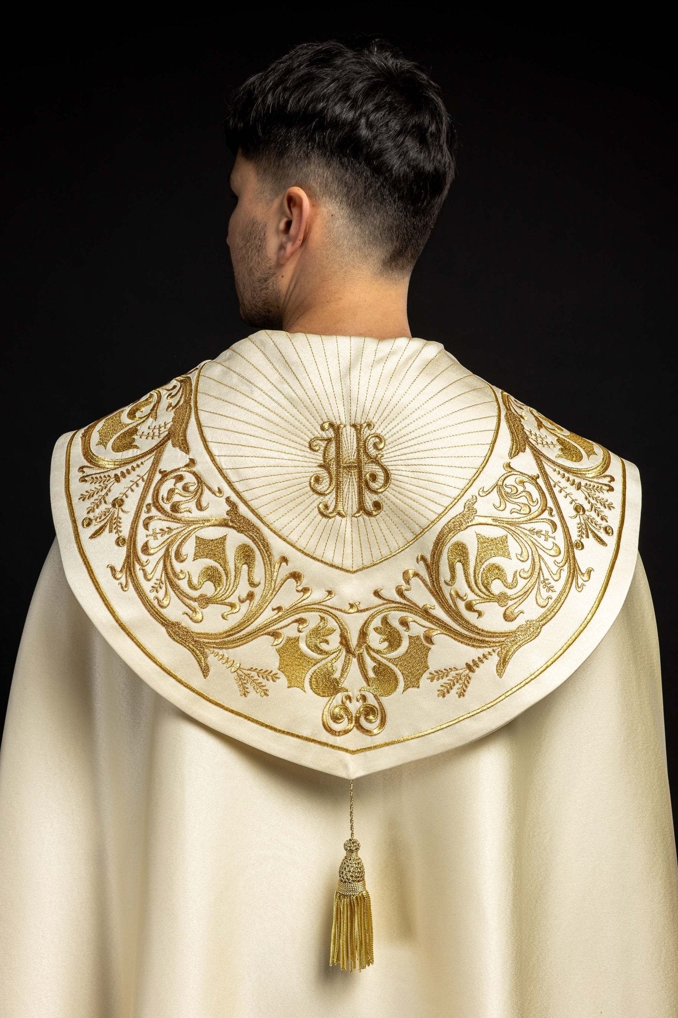 Chapelle liturgique brodée IHS écru KKP/009/05/20 ECRU SAT. POMPON 145 cm - CHASUBLES.FR