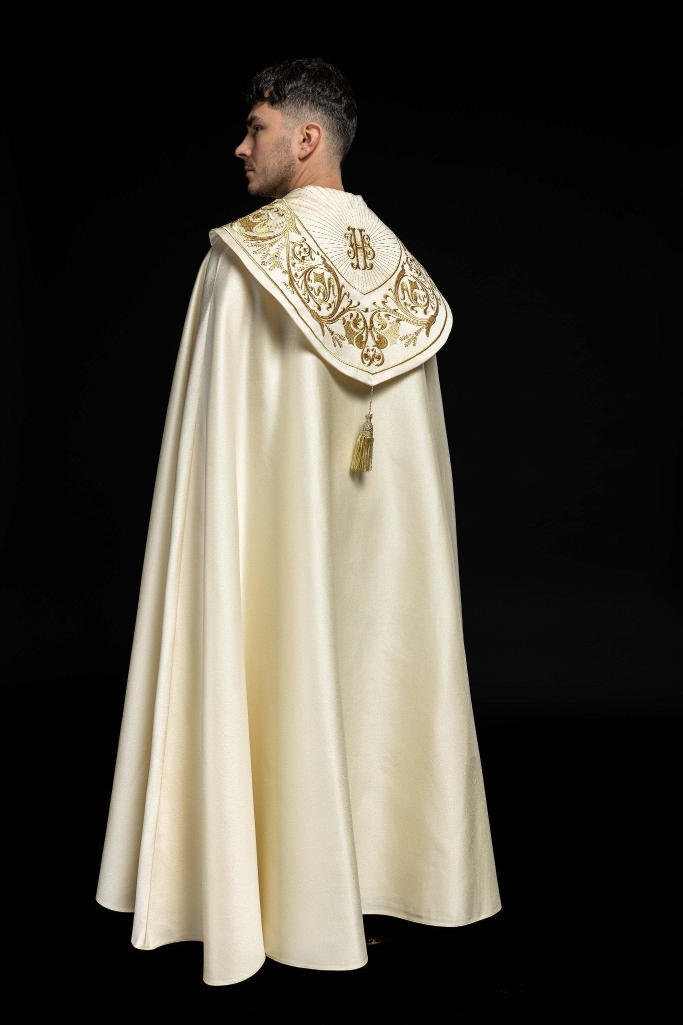 Chapelle liturgique brodée IHS écru KKP/009/05/20 ECRU SAT. POMPON 145 cm - CHASUBLES.FR