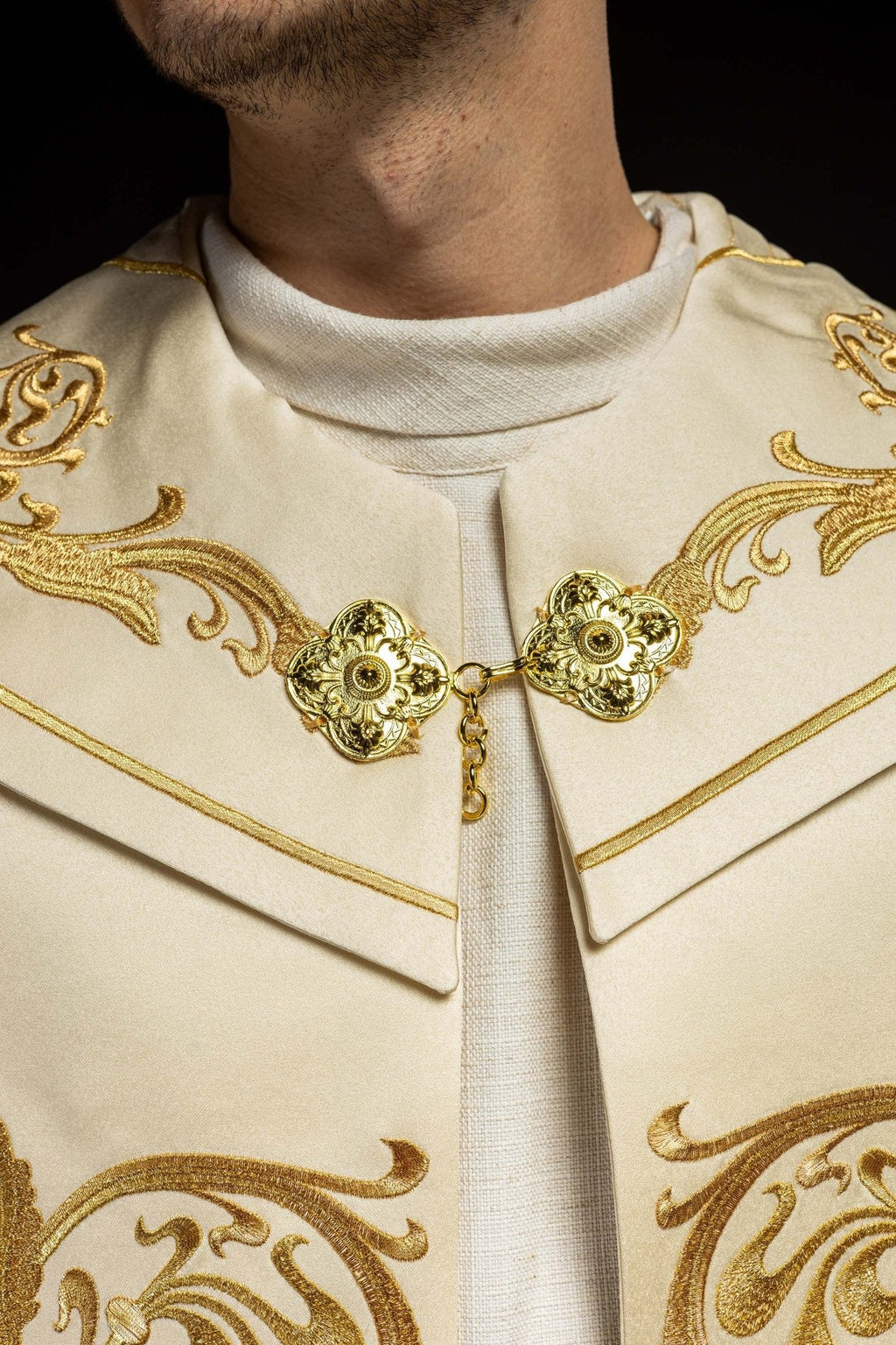 Chapelle liturgique brodée IHS écru KKP/009/05/20 ECRU SAT. POMPON 145 cm - CHASUBLES.FR