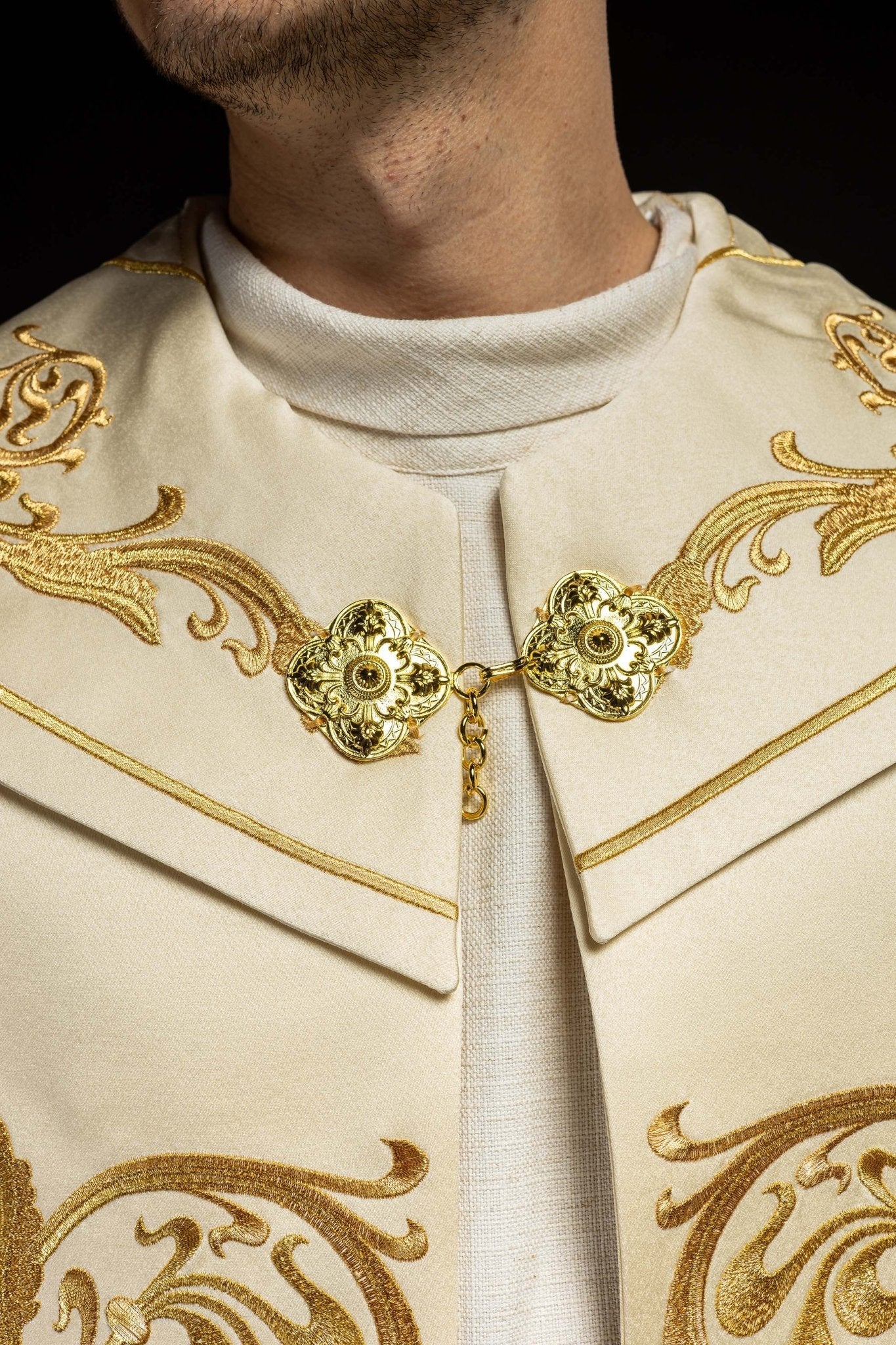 Chapelle liturgique brodée IHS écru KKP/009/05/20 ECRU SAT. POMPON 145 cm - CHASUBLES.FR