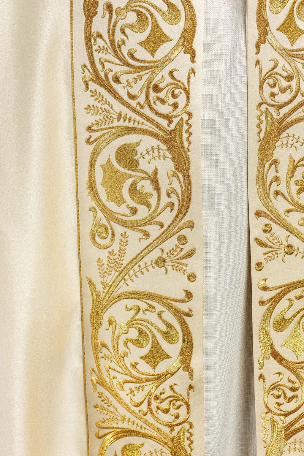 Chapelle liturgique brodée IHS écru KKP/009/05/20 ECRU SAT. POMPON 145 cm - CHASUBLES.FR