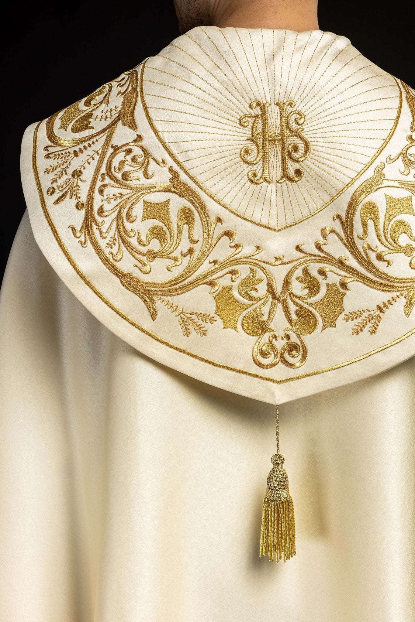 Chapelle liturgique brodée IHS écru KKP/009/05/20 ECRU SAT. POMPON 145 cm - CHASUBLES.FR
