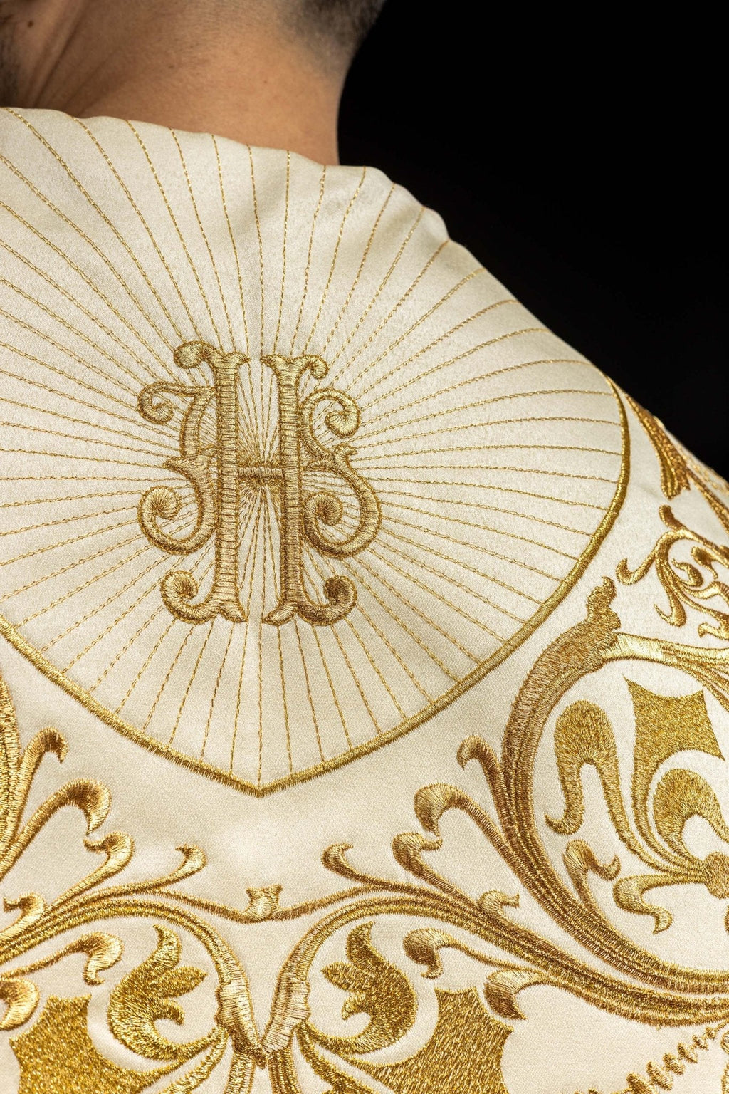 Chapelle liturgique brodée IHS écru KKP/009/05/20 ECRU SAT. POMPON 145 cm - CHASUBLES.FR