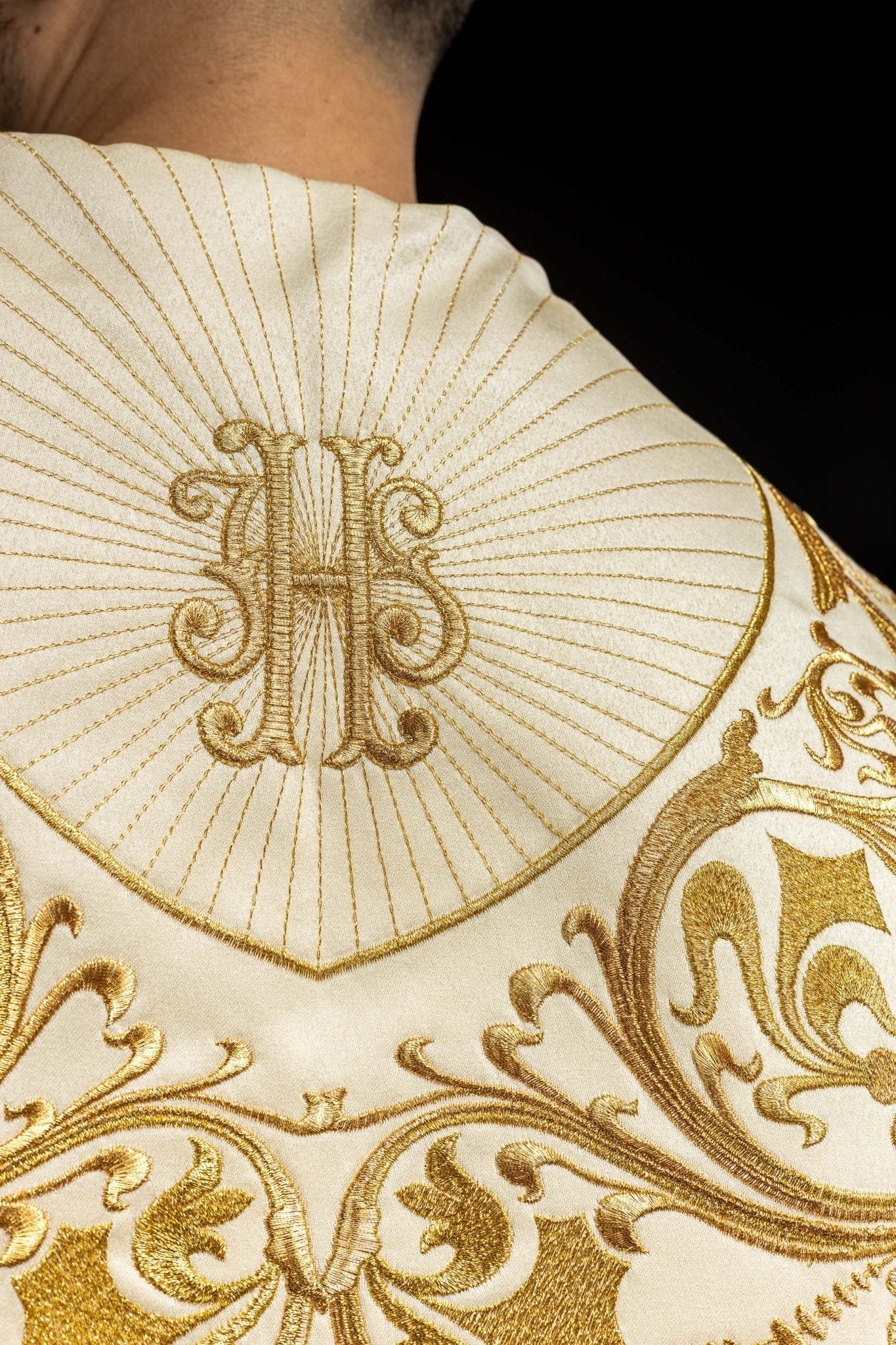 Chapelle liturgique brodée IHS écru KKP/009/05/20 ECRU SAT. POMPON 145 cm - CHASUBLES.FR