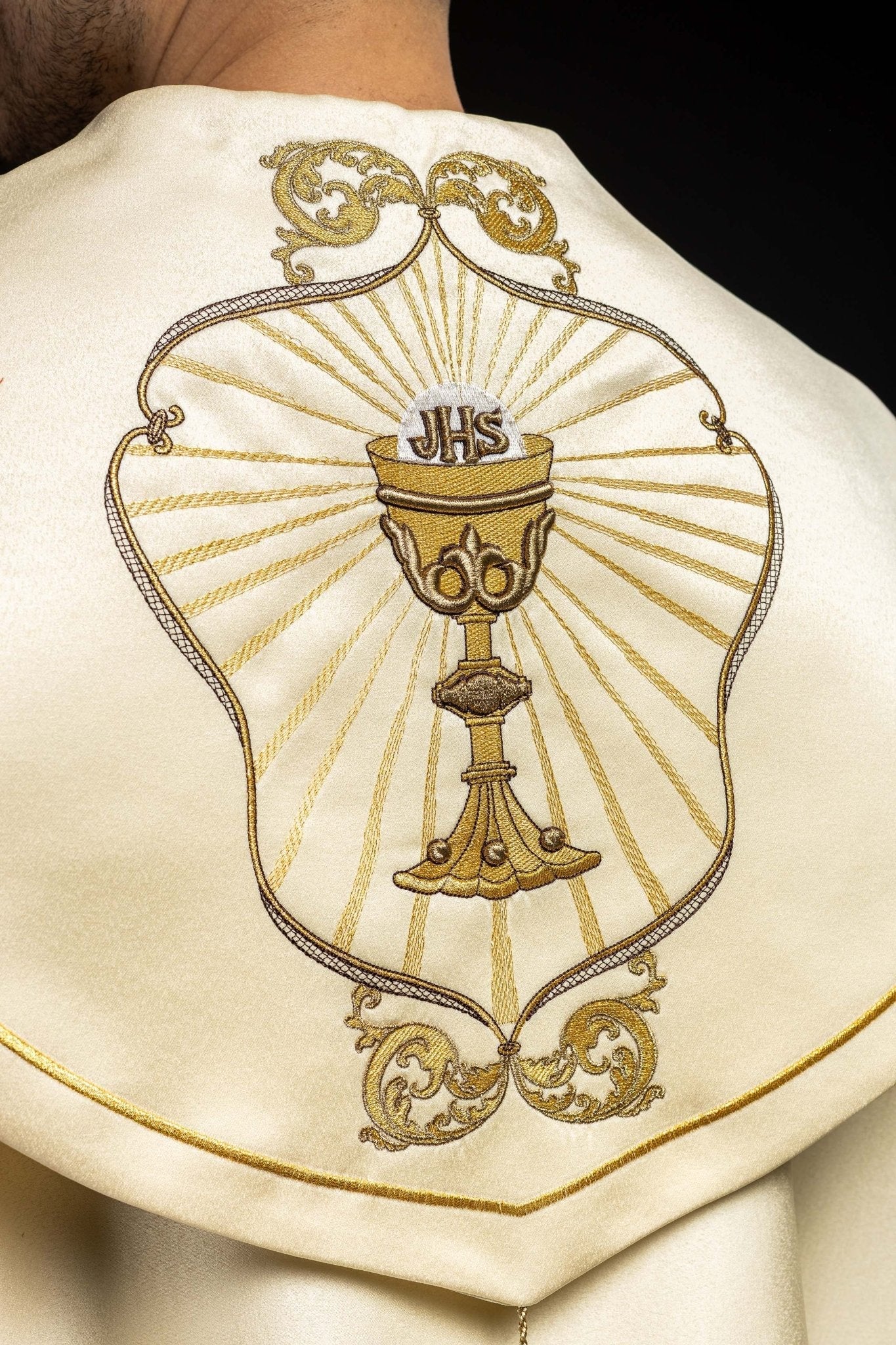 Chapelle liturgique calice brodé et IHS écru KKP/006/05 ECRU SAT.POMPON 145cm - CHASUBLES.FR