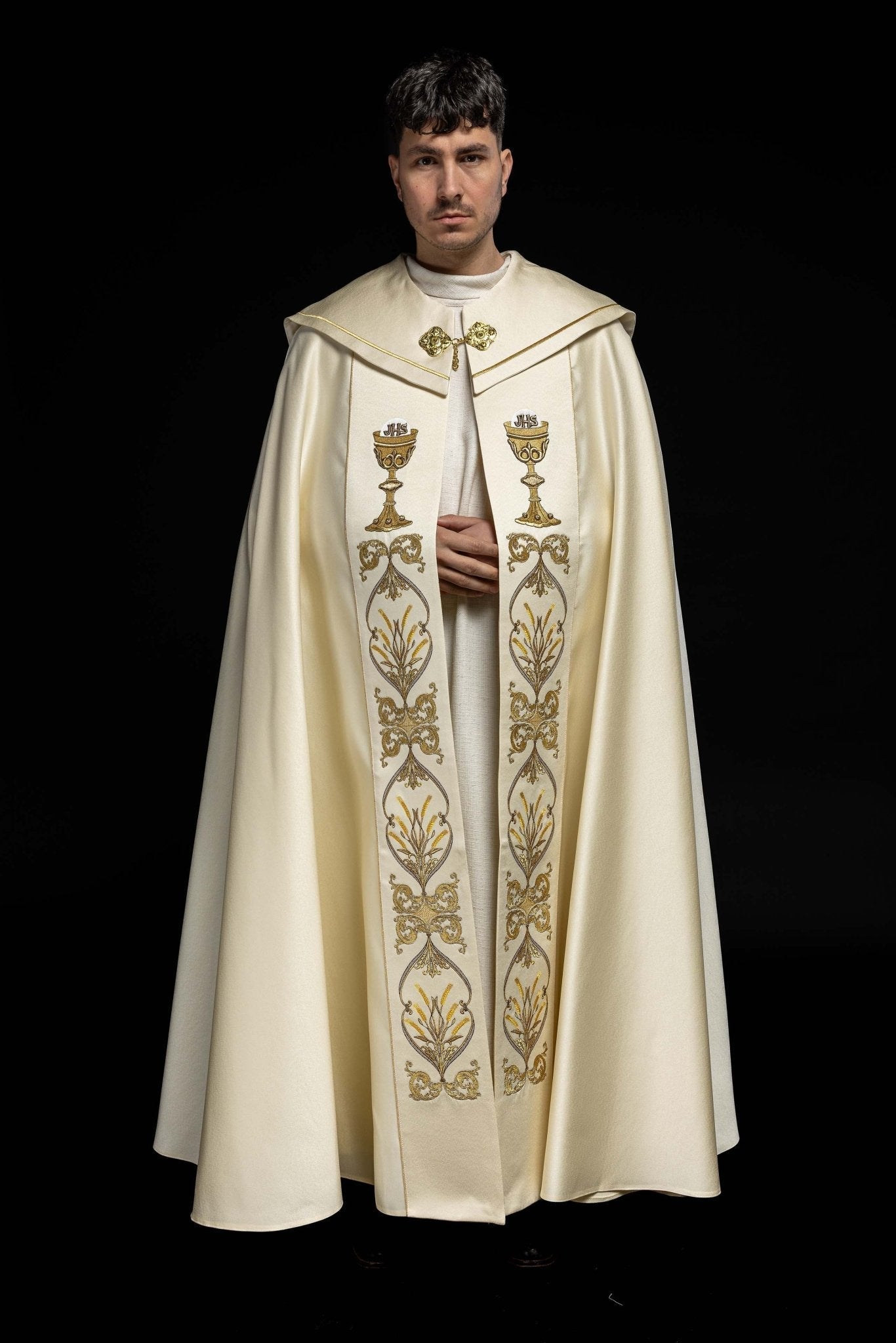 Chapelle liturgique calice brodé et IHS écru KKP/006/05 ECRU SAT.POMPON 145cm - CHASUBLES.FR