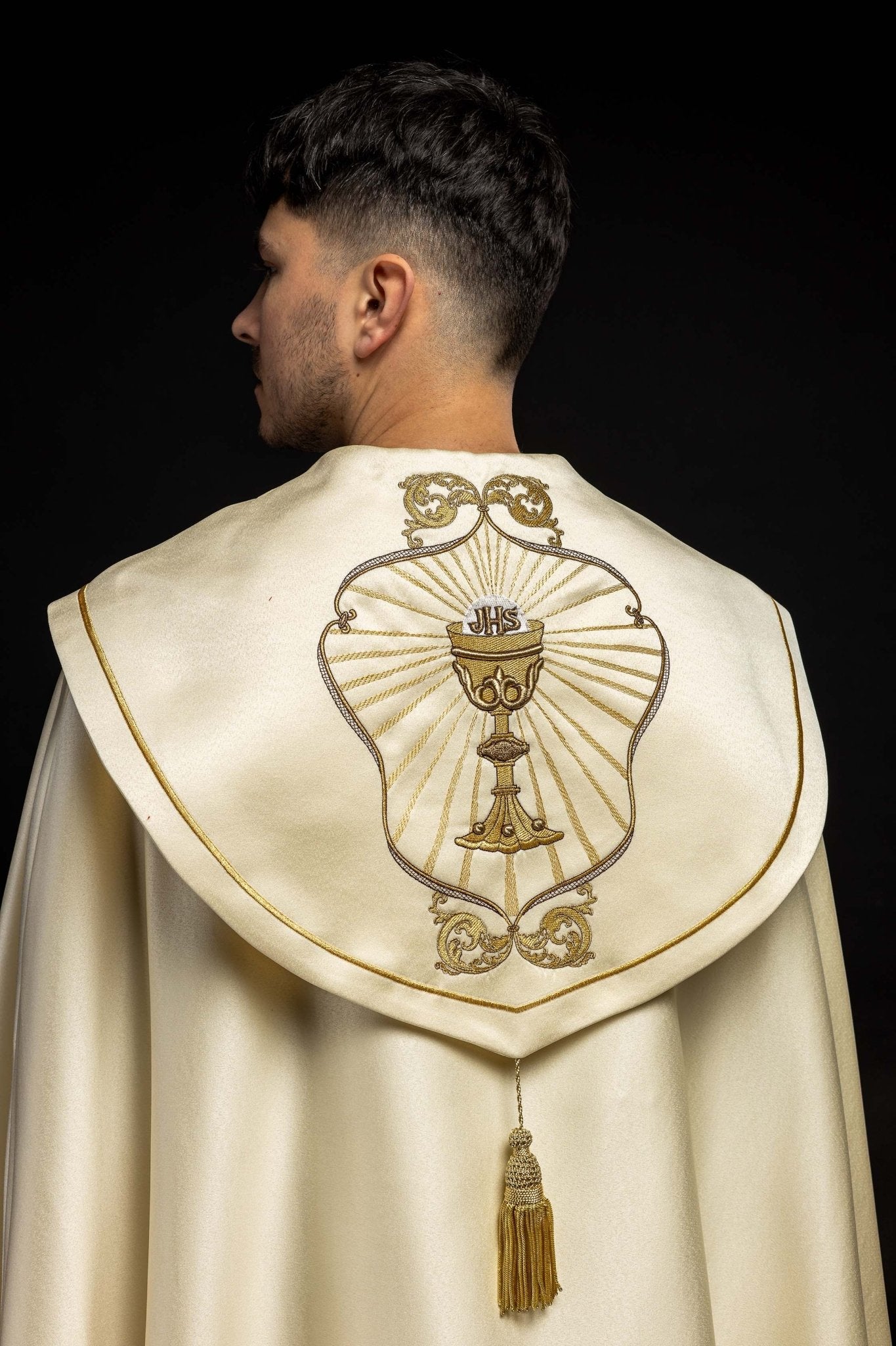 Chapelle liturgique calice brodé et IHS écru KKP/006/05 ECRU SAT.POMPON 145cm - CHASUBLES.FR