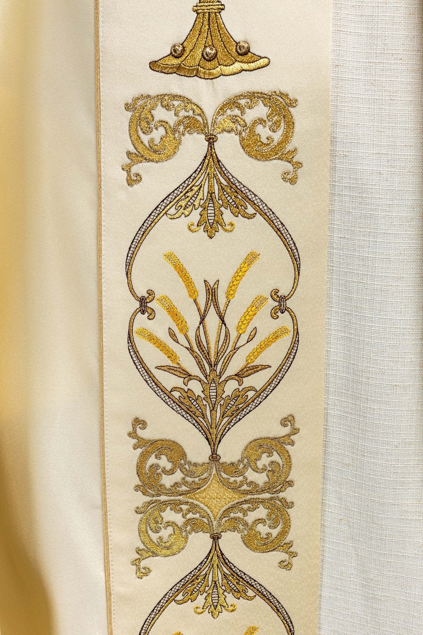 Chapelle liturgique calice brodé et IHS écru KKP/006/05 ECRU SAT.POMPON 145cm - CHASUBLES.FR
