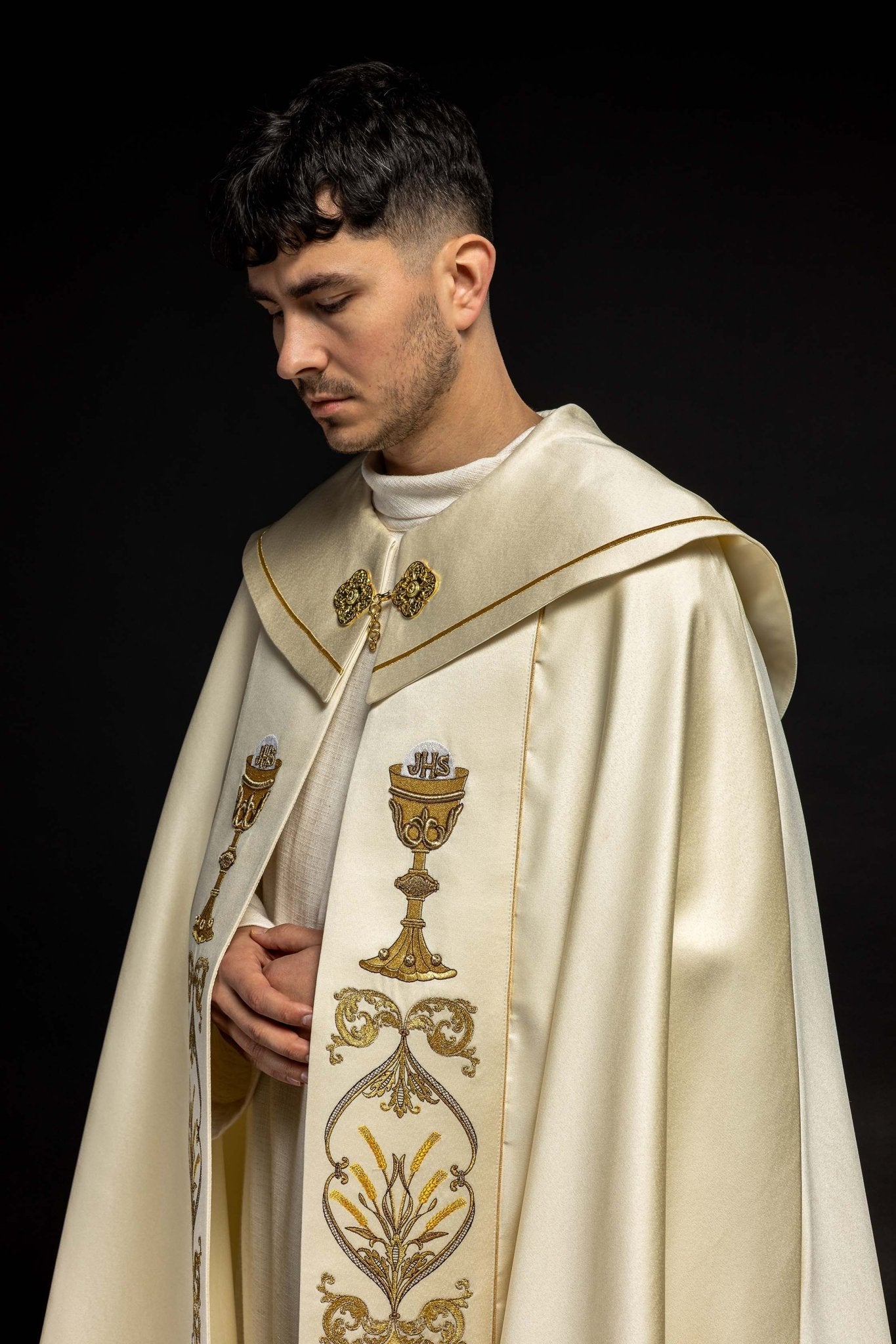 Chapelle liturgique calice brodé et IHS écru KKP/006/05 ECRU SAT.POMPON 145cm - CHASUBLES.FR
