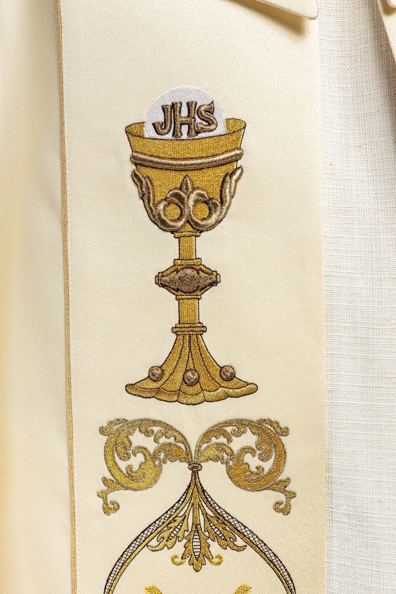 Chapelle liturgique calice brodé et IHS écru KKP/006/05 ECRU SAT.POMPON 145cm - CHASUBLES.FR