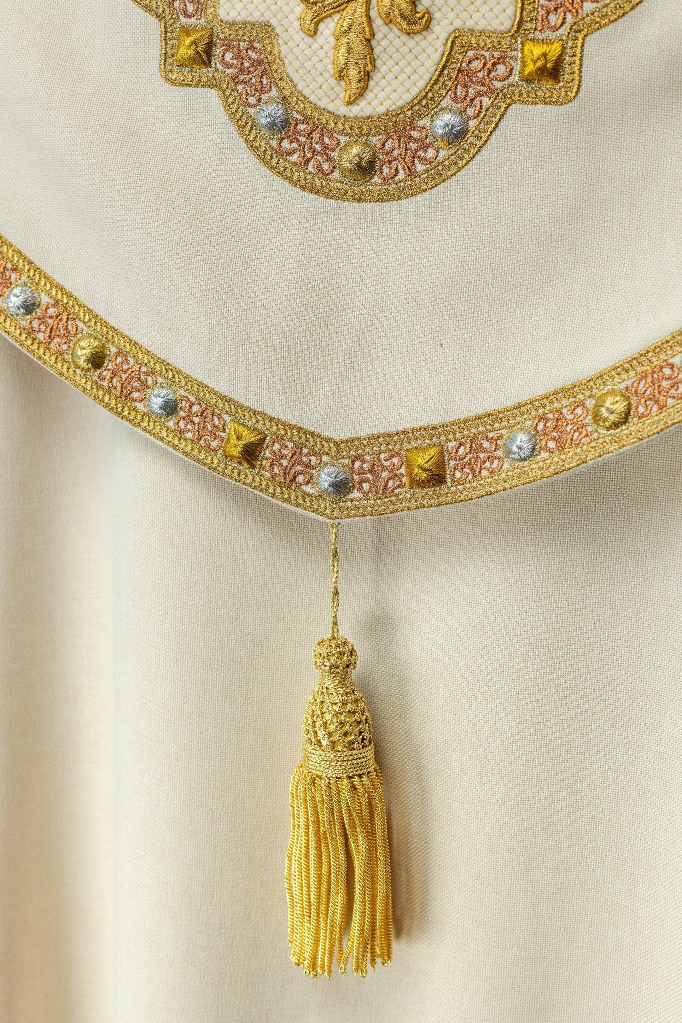 Chapelle liturgique écrue avec IHS doré S - 3067 - 05 - 70 145cm - CHASUBLES.FR