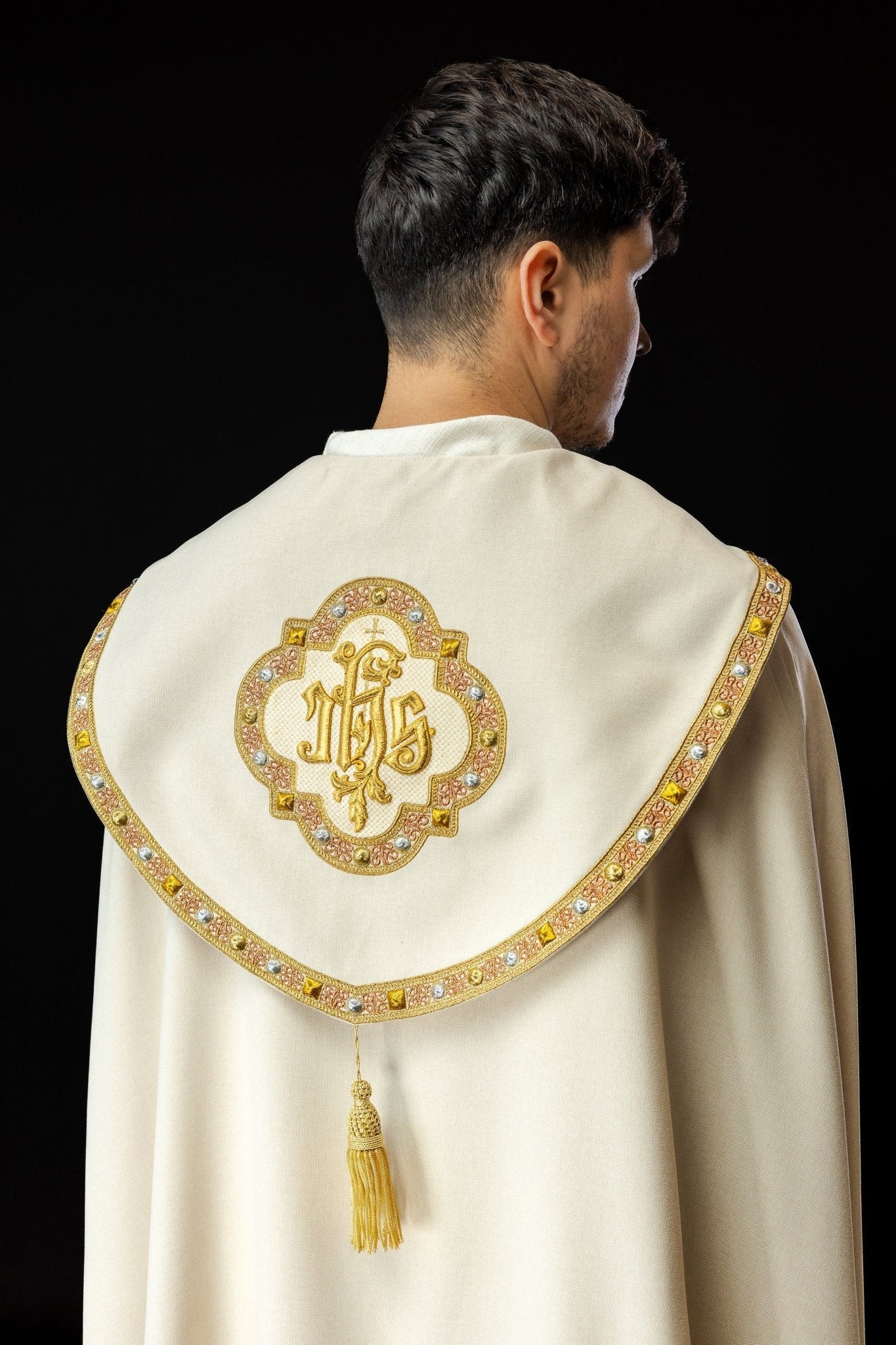 Chapelle liturgique écrue avec IHS doré S - 3067 - 05 - 70 145cm - CHASUBLES.FR