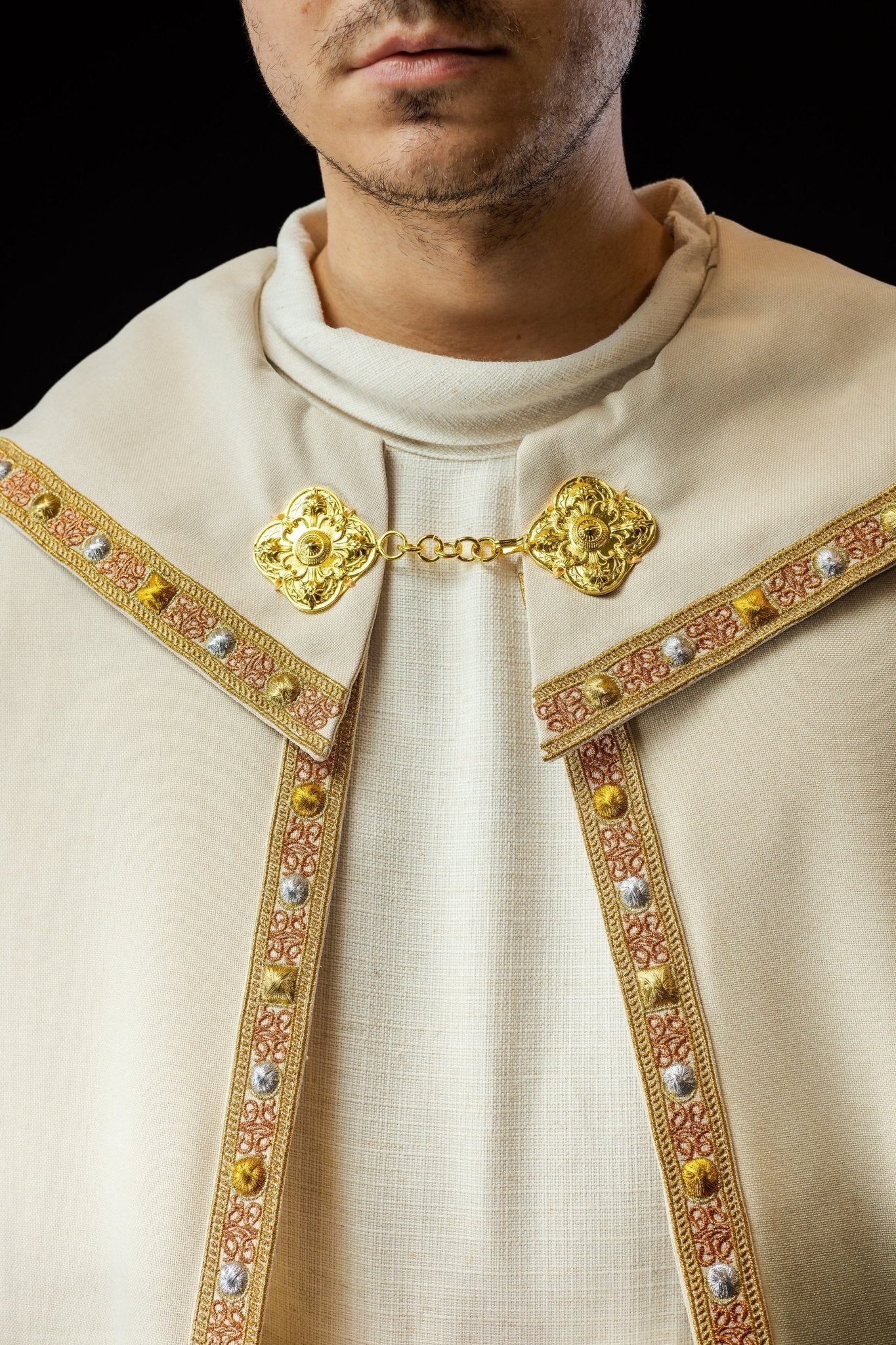 Chapelle liturgique écrue avec IHS doré S - 3067 - 05 - 70 145cm - CHASUBLES.FR
