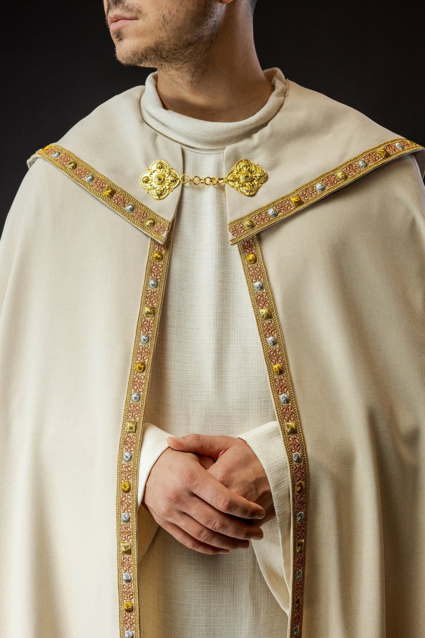 Chapelle liturgique écrue avec IHS doré S - 3067 - 05 - 70 145cm - CHASUBLES.FR