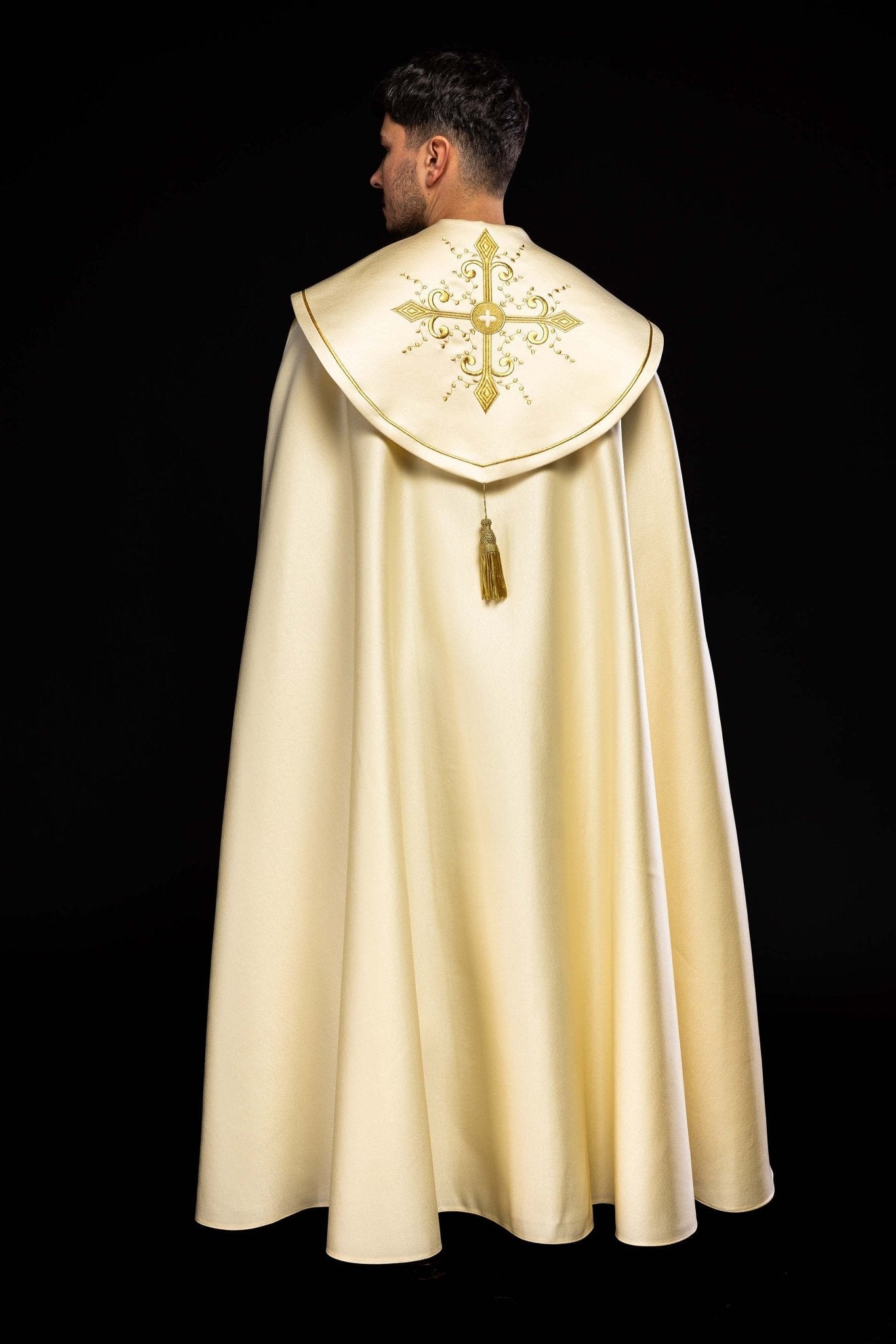 Chapelle liturgique écrue brodée KKP/024/05/20 ECRU POMPON 145cm - CHASUBLES.FR