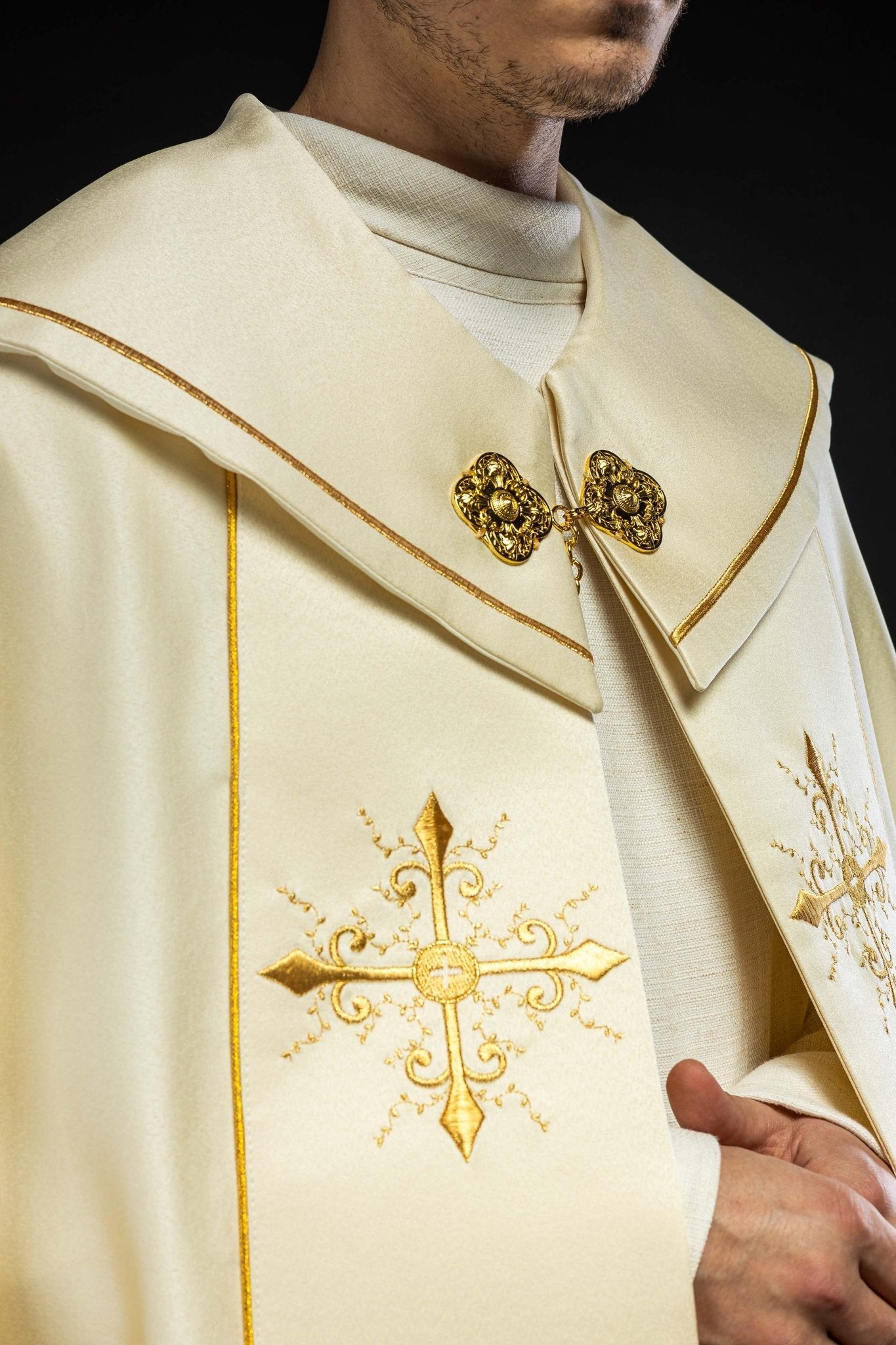 Chapelle liturgique écrue brodée KKP/024/05/20 ECRU POMPON 145cm - CHASUBLES.FR