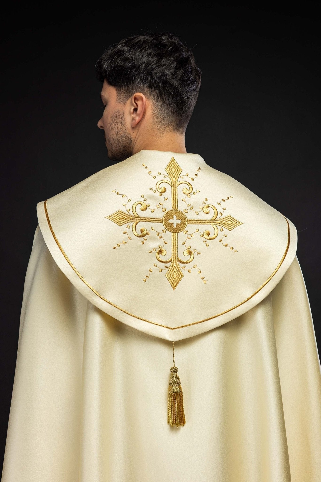 Chapelle liturgique écrue brodée KKP/024/05/20 ECRU POMPON 145cm - CHASUBLES.FR