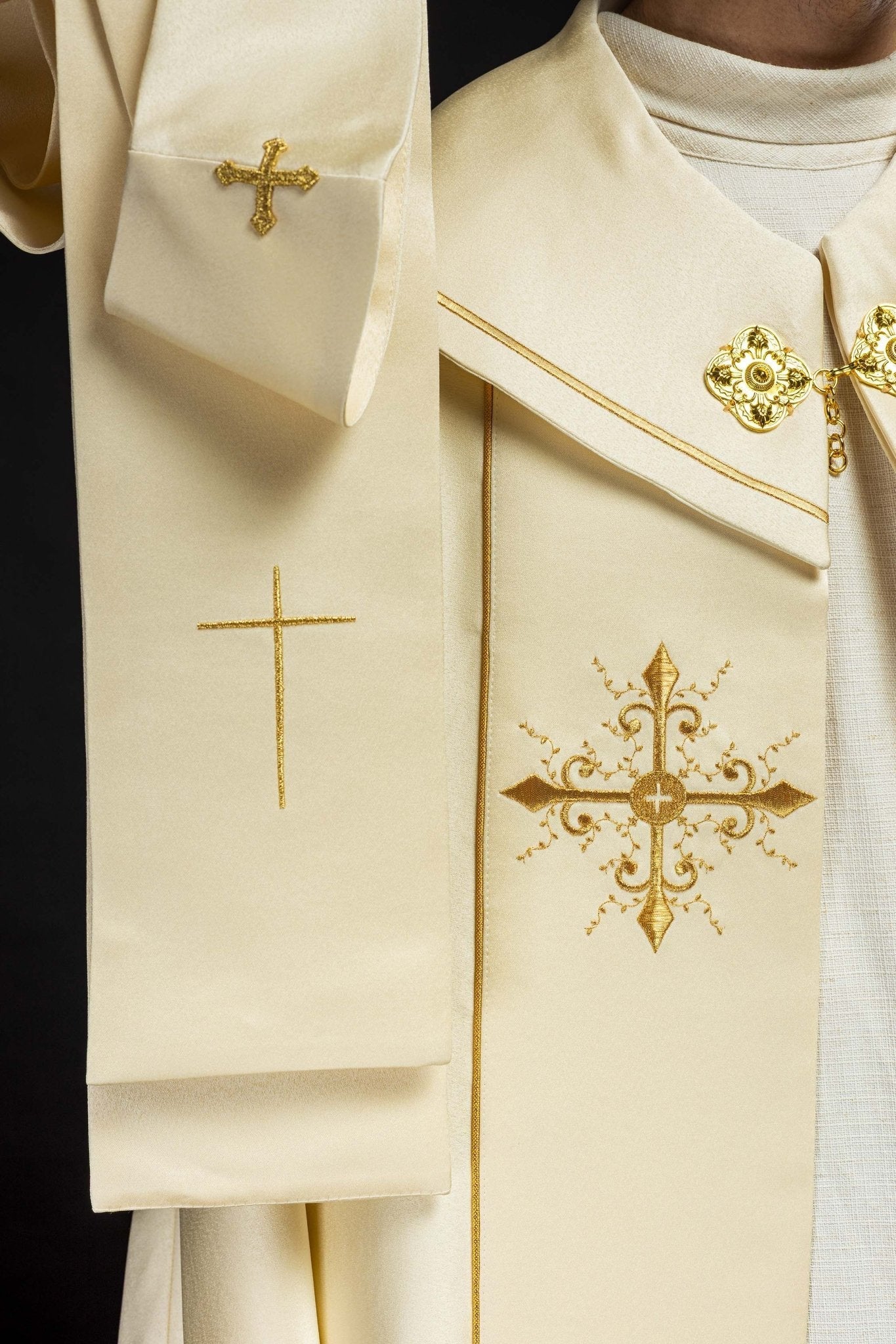 Chapelle liturgique écrue brodée KKP/024/05/20 ECRU POMPON 145cm - CHASUBLES.FR