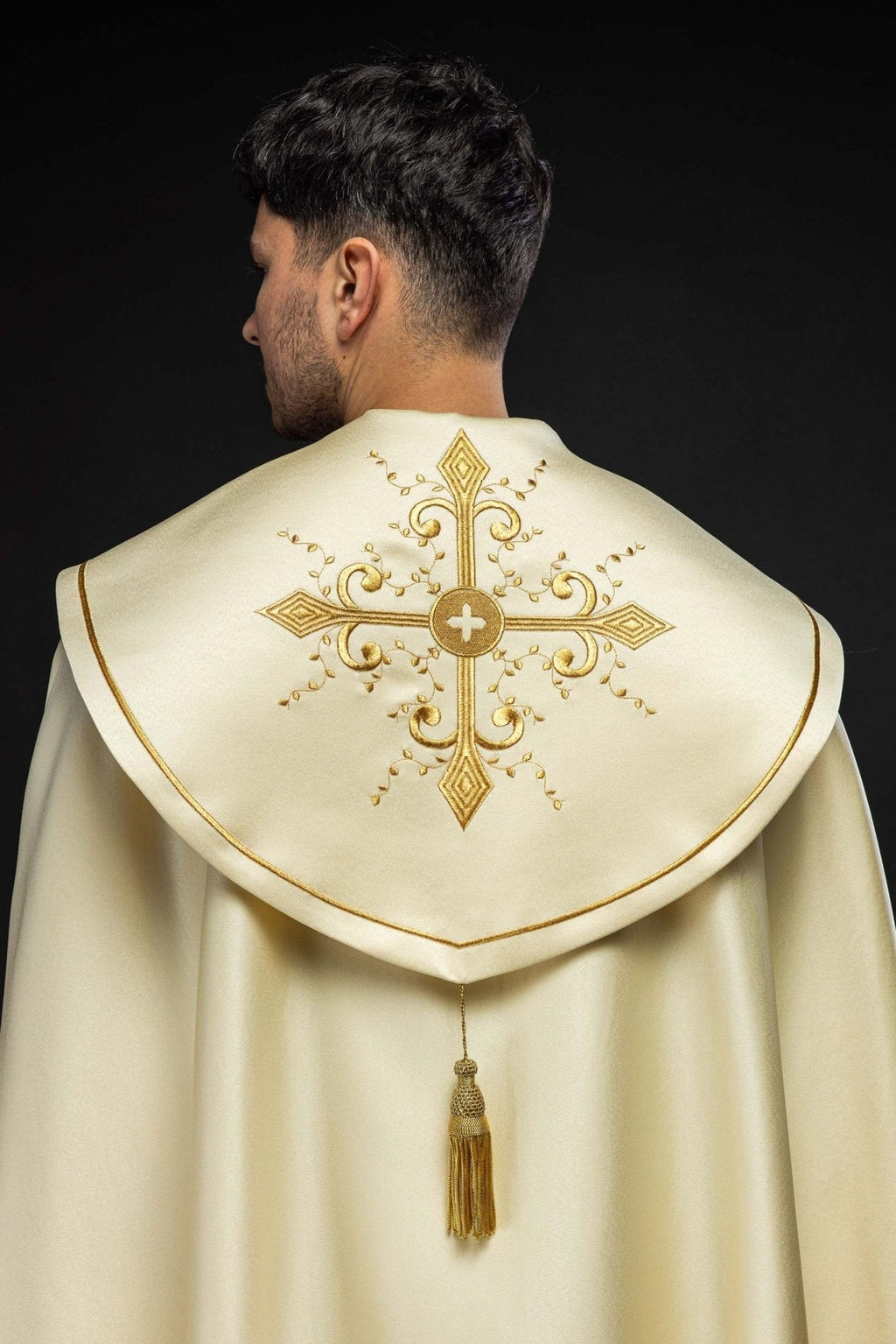 Chapelle liturgique écrue brodée KKP/024/05/20 ECRU POMPON 145cm - CHASUBLES.FR