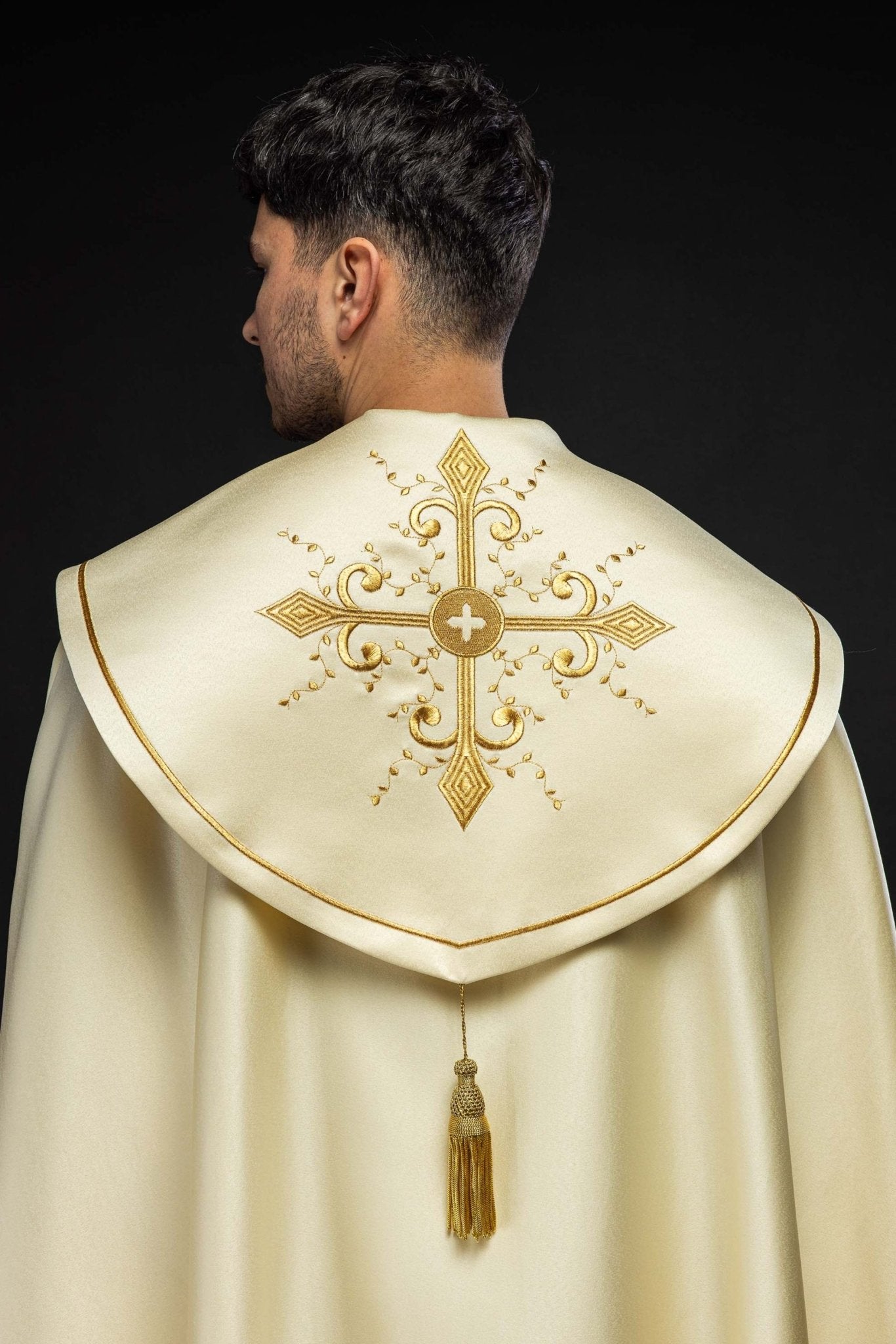 Chapelle liturgique écrue brodée KKP/024/05/20 ECRU POMPON 145cm - CHASUBLES.FR