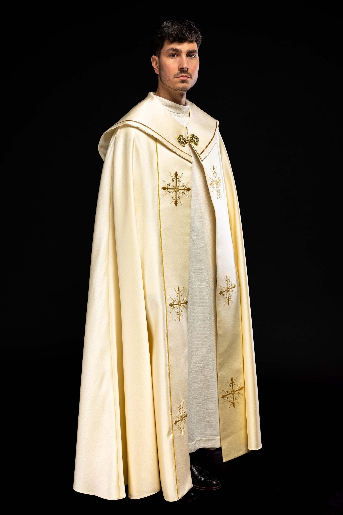 Chapelle liturgique écrue brodée KKP/024/05/20 ECRU POMPON 145cm - CHASUBLES.FR