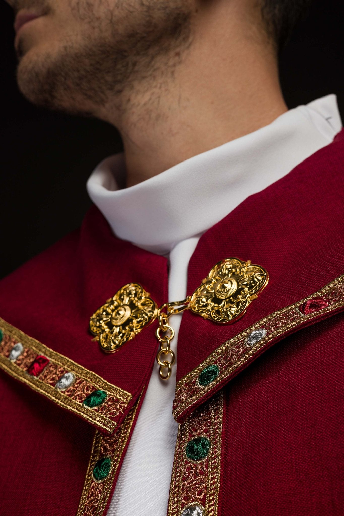 Chapelle liturgique rouge avec IHS doré S-3067-02-70 150cm - CHASUBLES.FR