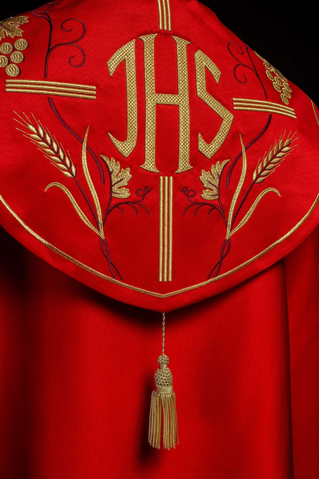 Chapelle liturgique rouge avec IHS or et broderie raisin KKP/001/02/20 CZERWONA SAT.POMPON 150cm - CHASUBLES.FR