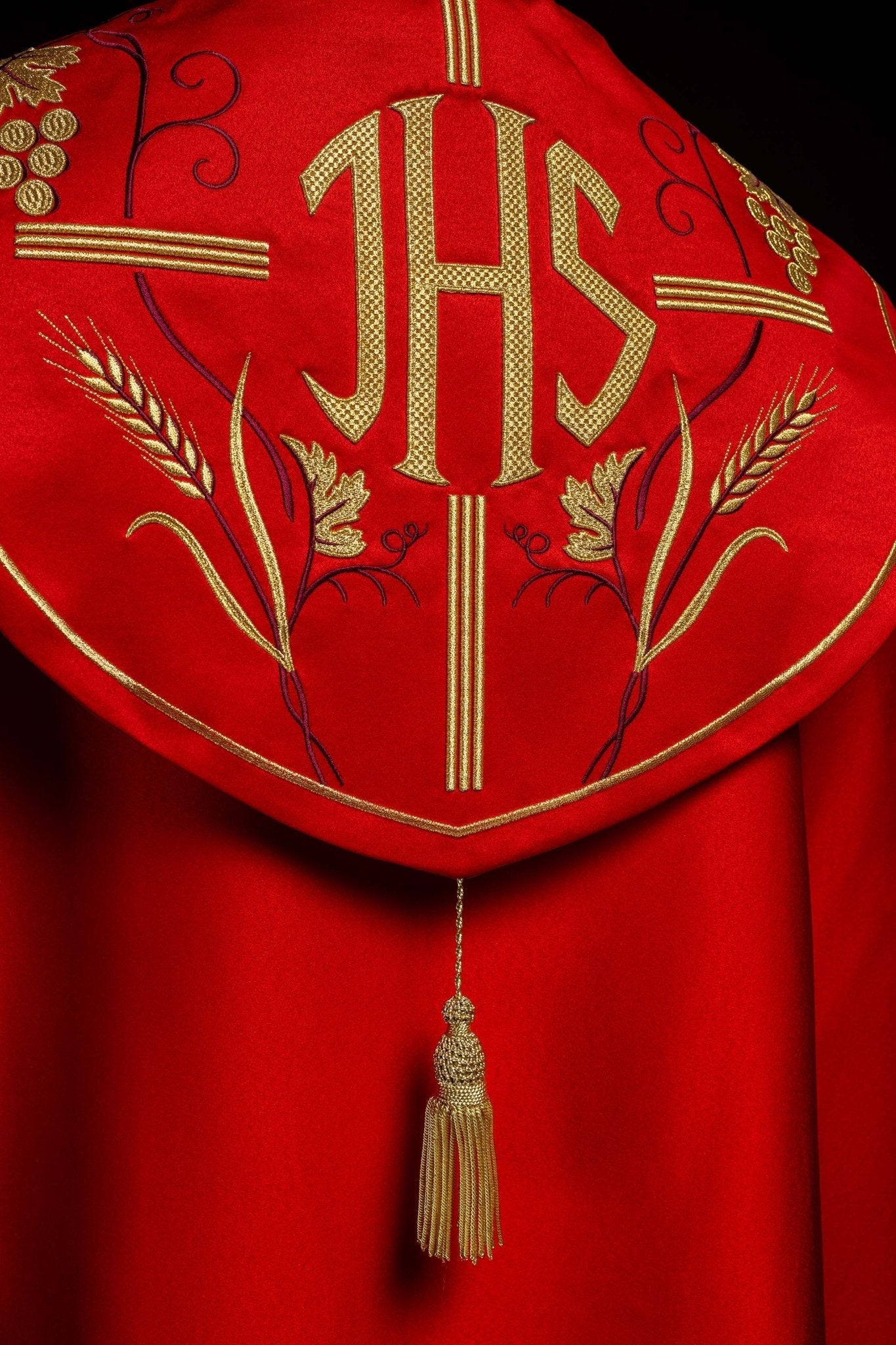 Chapelle liturgique rouge avec IHS or et broderie raisin KKP/001/02/20 CZERWONA SAT.POMPON 150cm - CHASUBLES.FR