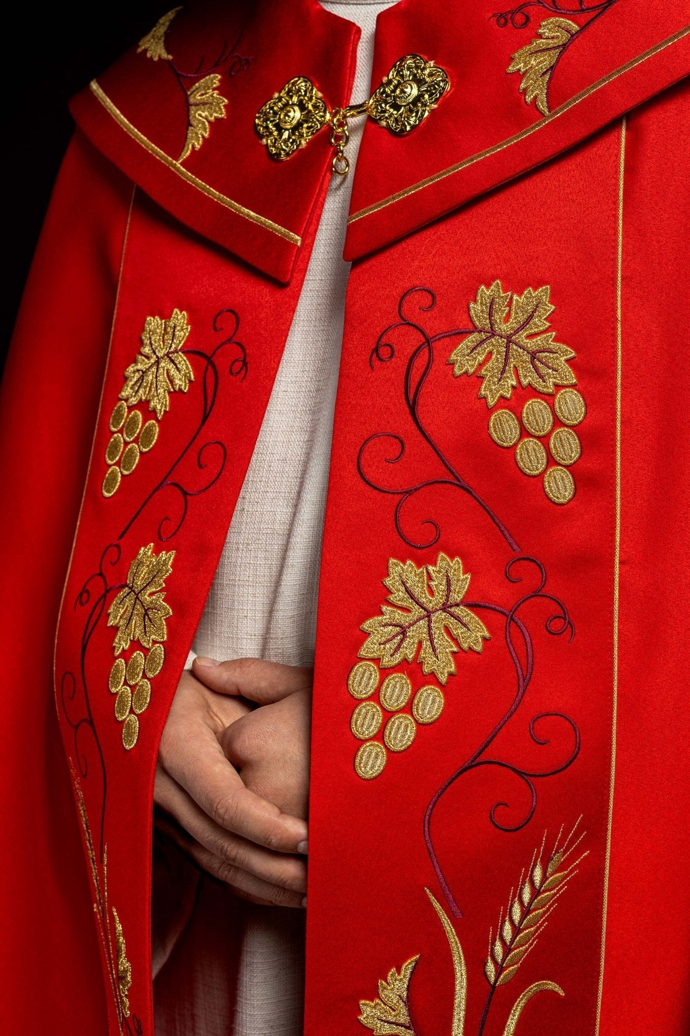 Chapelle liturgique rouge avec IHS or et broderie raisin KKP/001/02/20 CZERWONA SAT.POMPON 150cm - CHASUBLES.FR