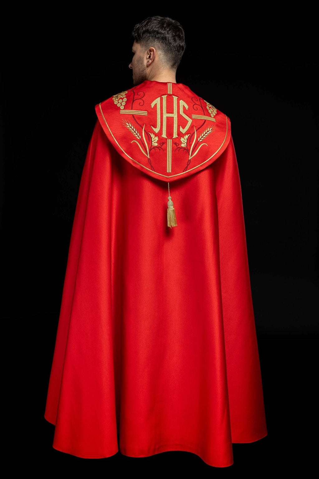 Chapelle liturgique rouge avec IHS or et broderie raisin KKP/001/02/20 CZERWONA SAT.POMPON 150cm - CHASUBLES.FR