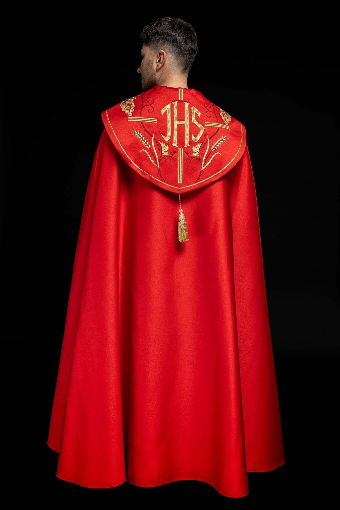 Chapelle liturgique rouge avec IHS or et broderie raisin KKP/001/02/20 CZERWONA SAT.POMPON 150cm - CHASUBLES.FR