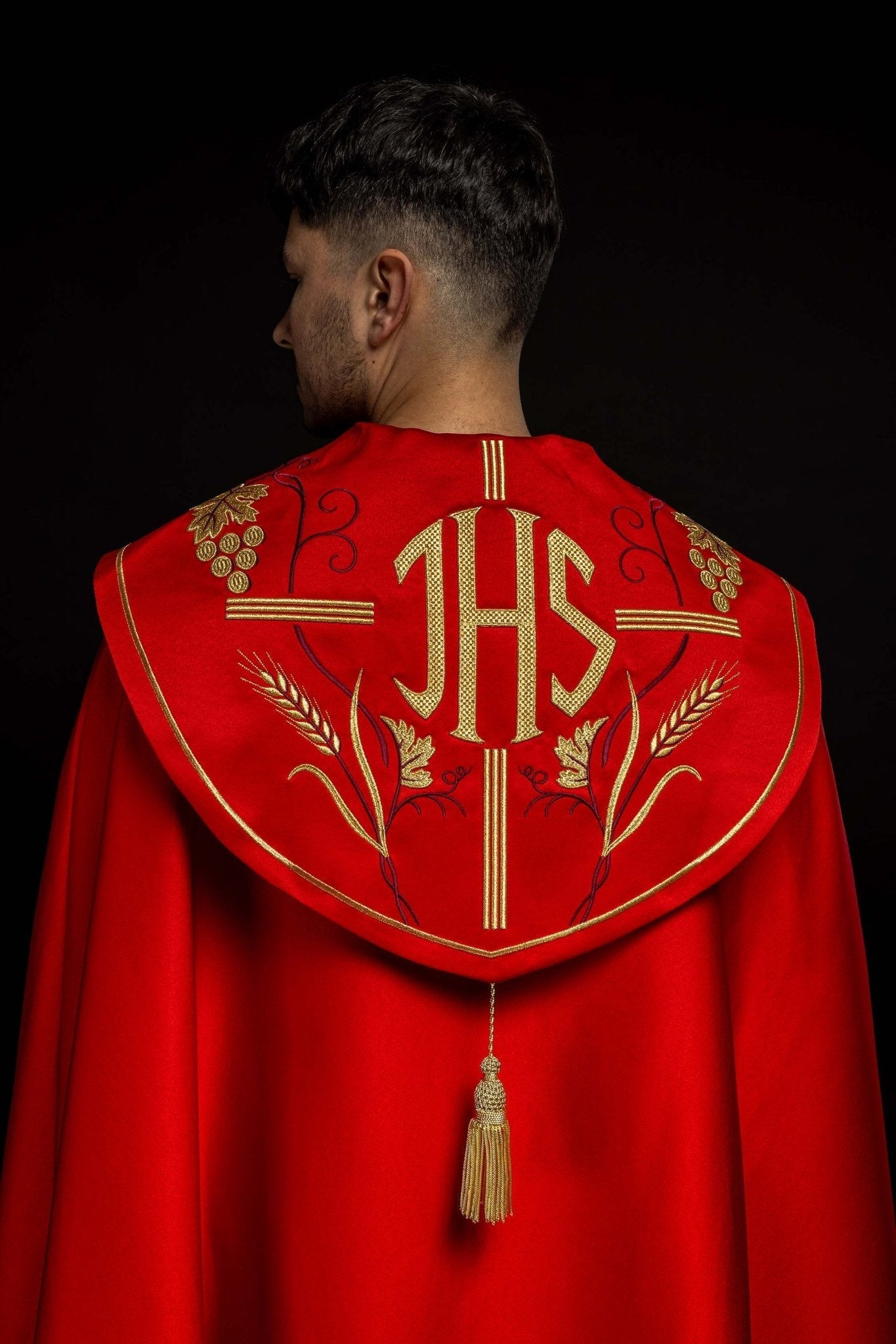Chapelle liturgique rouge avec IHS or et broderie raisin KKP/001/02/20 CZERWONA SAT.POMPON 150cm - CHASUBLES.FR