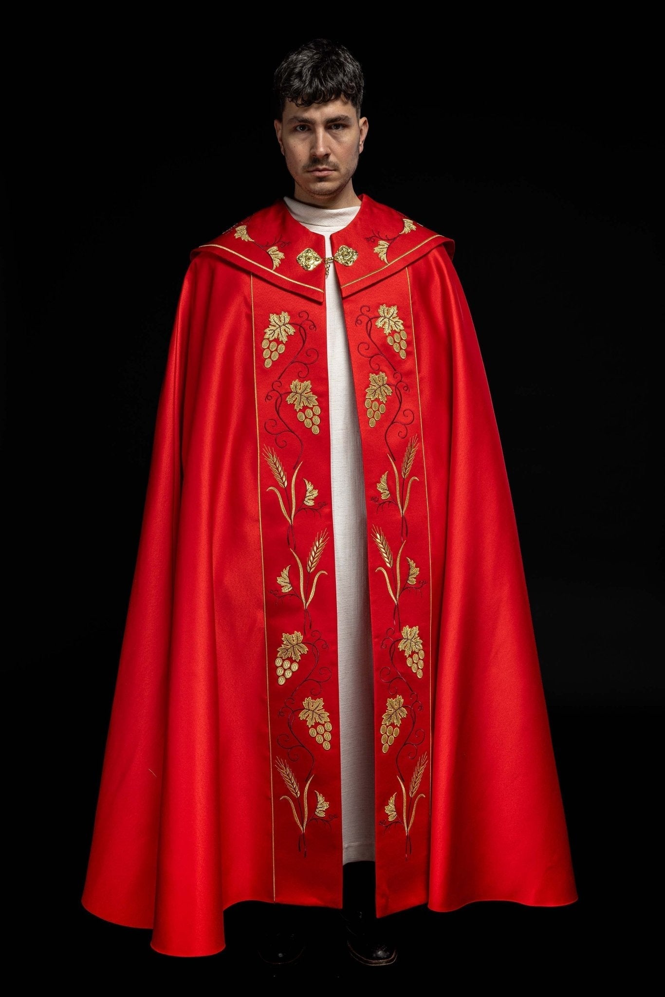 Chapelle liturgique rouge avec IHS or et broderie raisin KKP/001/02/20 CZERWONA SAT.POMPON 150cm - CHASUBLES.FR