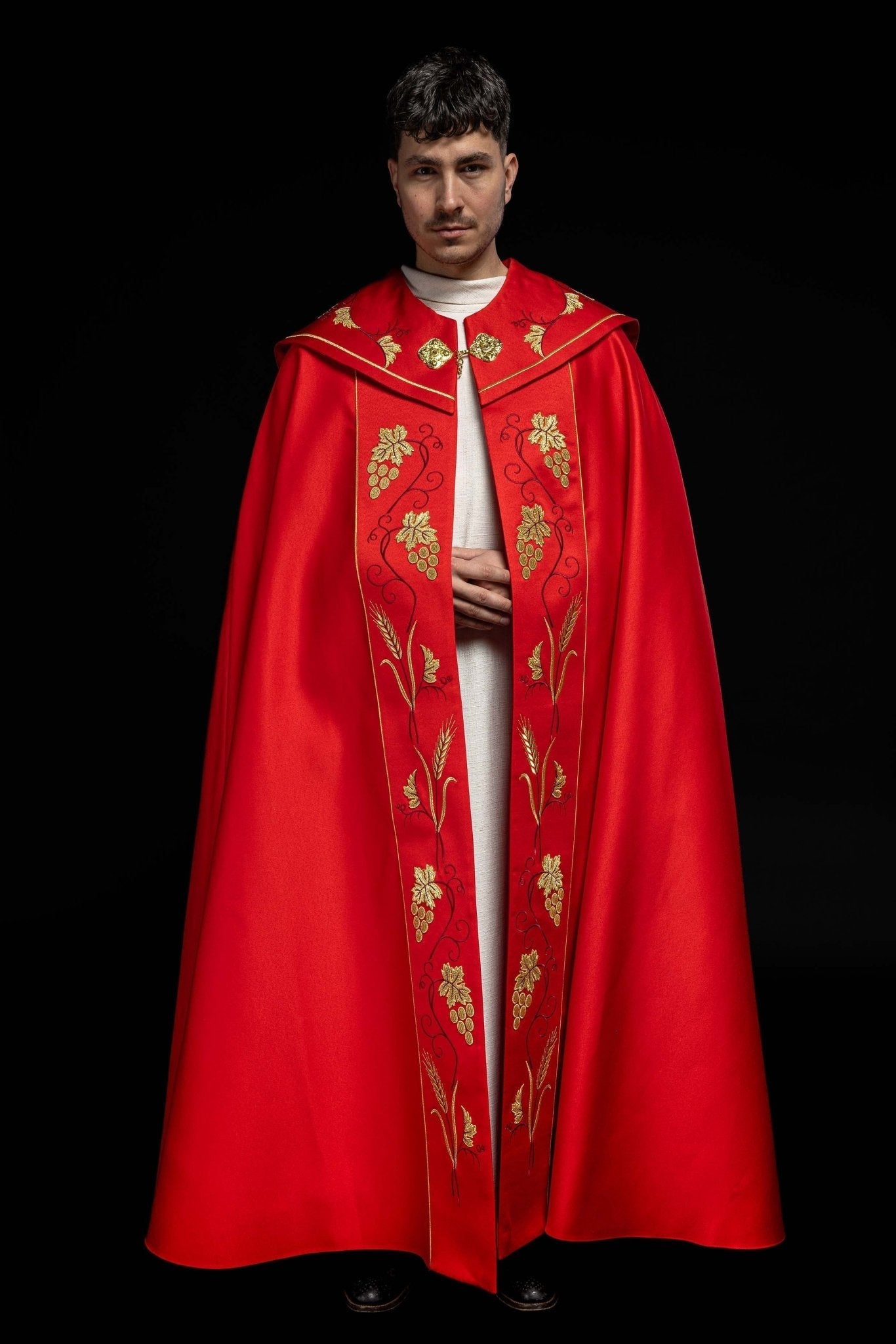 Chapelle liturgique rouge avec IHS or et broderie raisin KKP/001/02/20 CZERWONA SAT.POMPON 150cm - CHASUBLES.FR