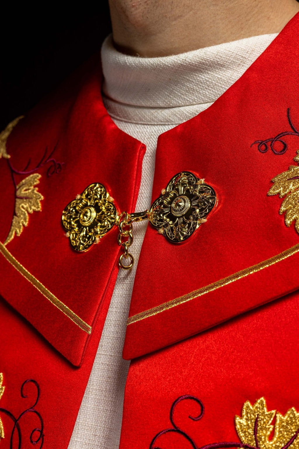 Chapelle liturgique rouge avec IHS or et broderie raisin KKP/001/02/20 CZERWONA SAT.POMPON 150cm - CHASUBLES.FR