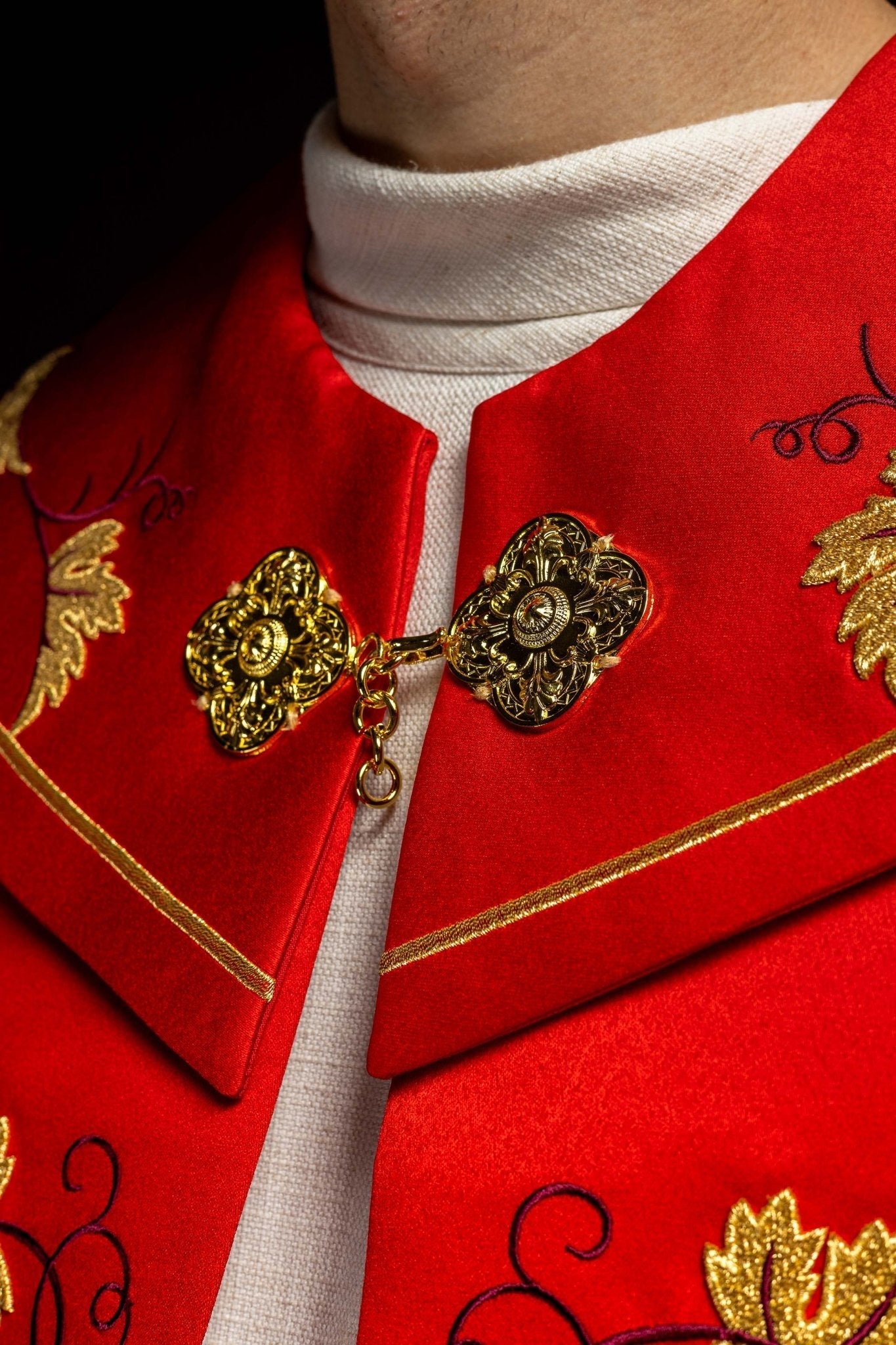 Chapelle liturgique rouge avec IHS or et broderie raisin KKP/001/02/20 CZERWONA SAT.POMPON 150cm - CHASUBLES.FR
