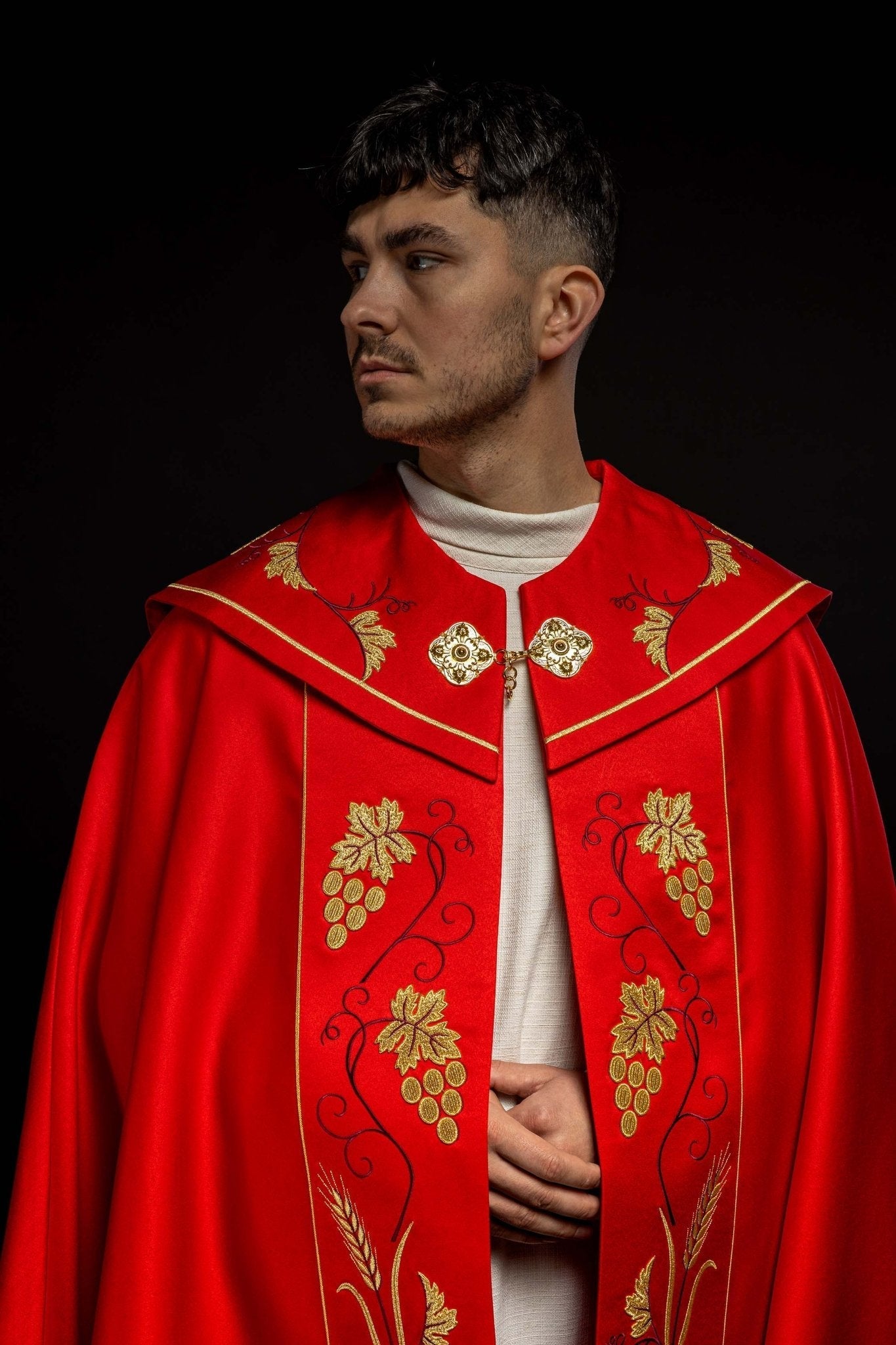 Chapelle liturgique rouge avec IHS or et broderie raisin KKP/001/02/20 CZERWONA SAT.POMPON 150cm - CHASUBLES.FR