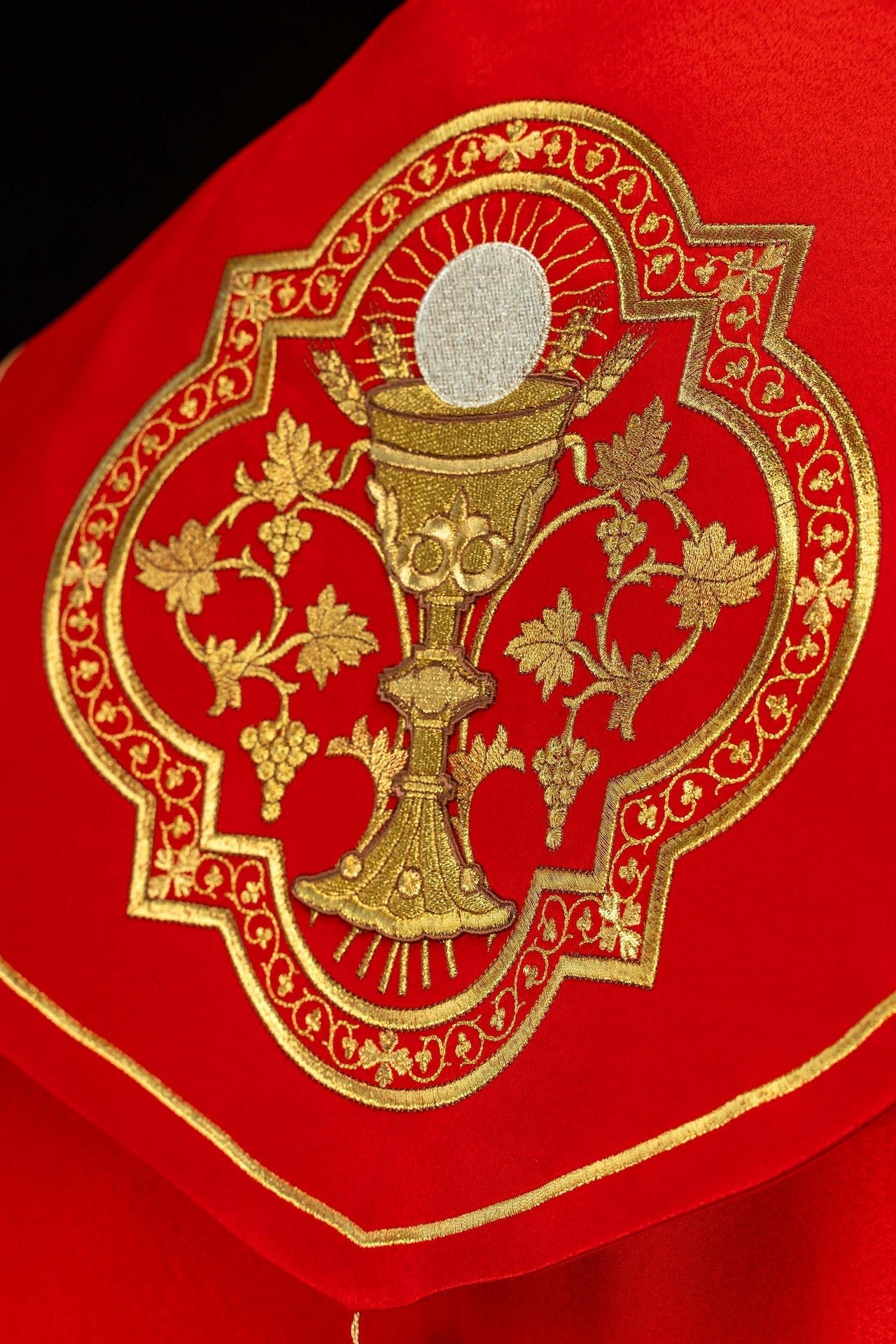 Chapelle liturgique rouge brodée avec motif de callice KKP/013/02/20 145cm - CHASUBLES.FR