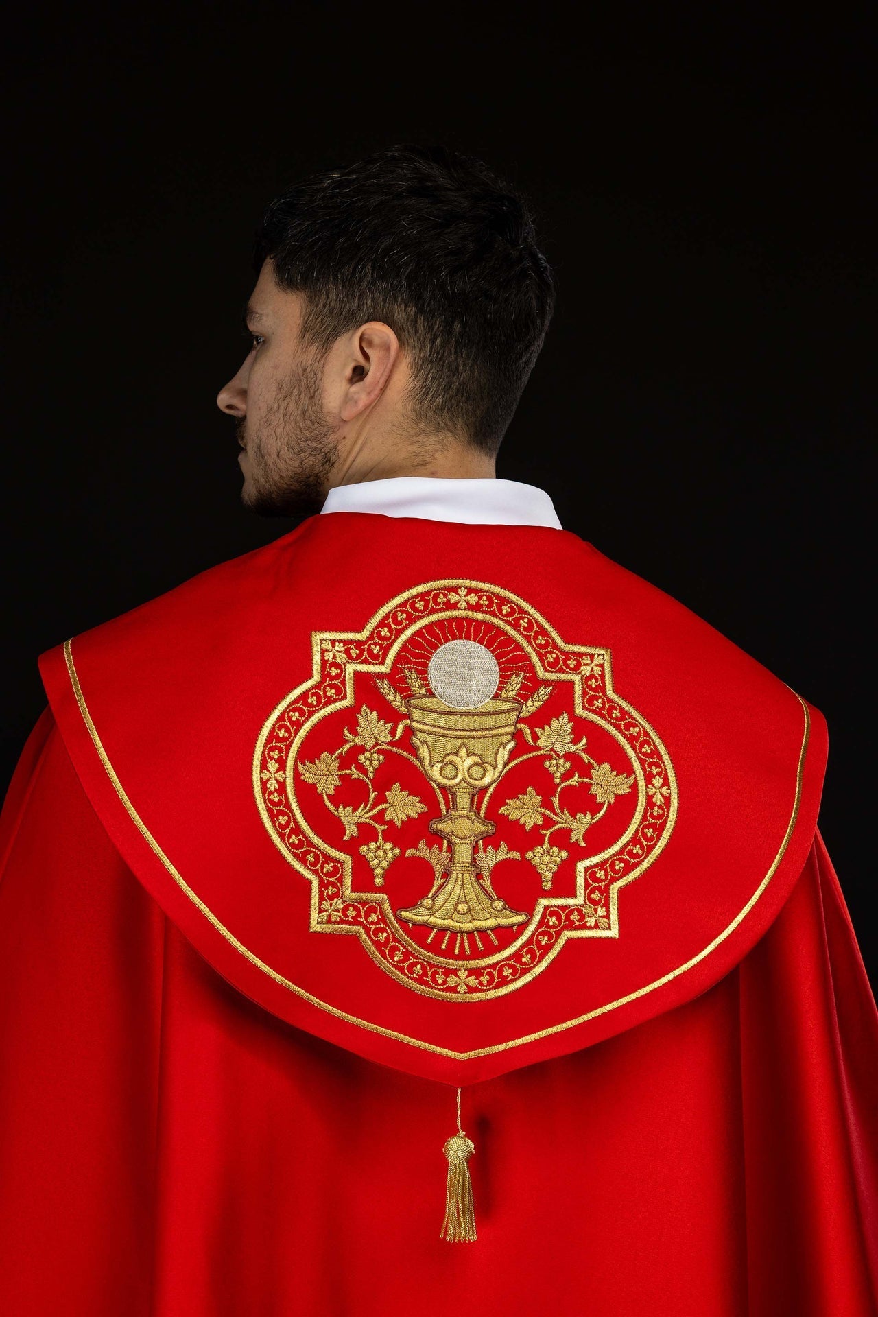 Chapelle liturgique rouge brodée avec motif de callice KKP/013/02/20 145cm - CHASUBLES.FR