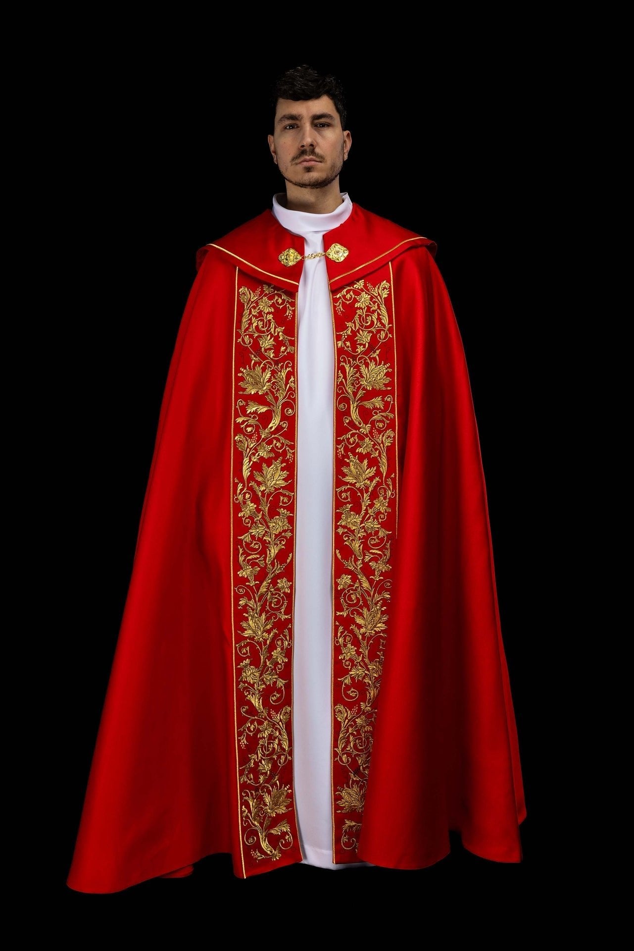Chapelle liturgique rouge brodée avec motif de callice KKP/013/02/20 145cm - CHASUBLES.FR