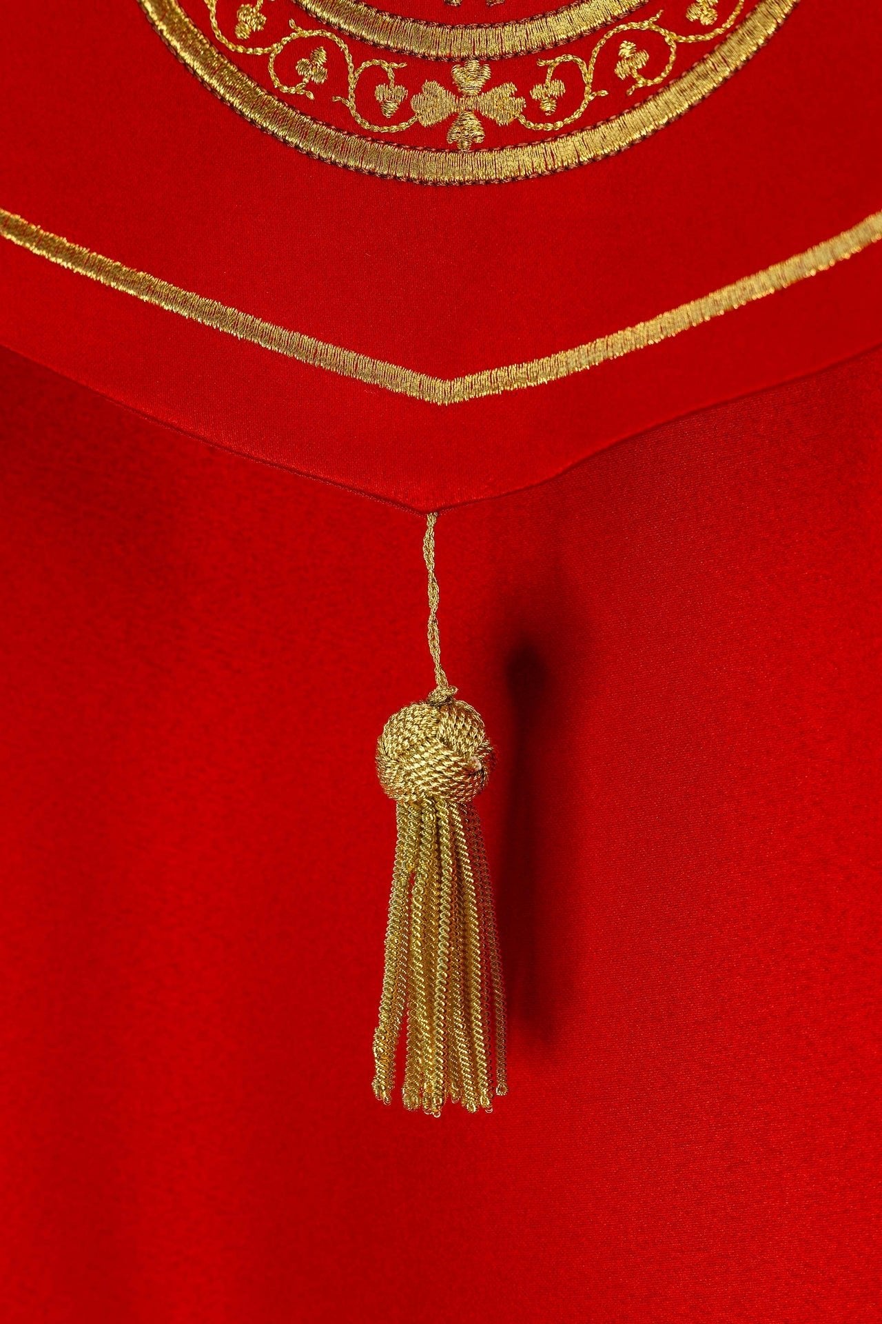 Chapelle liturgique rouge brodée avec motif de callice KKP/013/02/20 145cm - CHASUBLES.FR